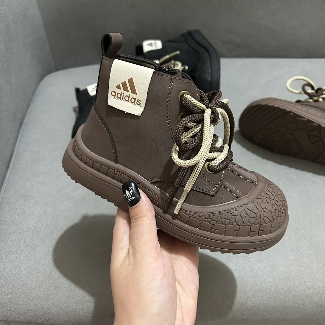 图片[5]-AD皮面拉链款靴子26-37码 🌟Adidas作为运动时尚界的领军者，这款高邦靴子，鞋面采用柔软舒适的材质，既保暖又透气，让孩子的每一步都自在如风。🍃-选品中心
