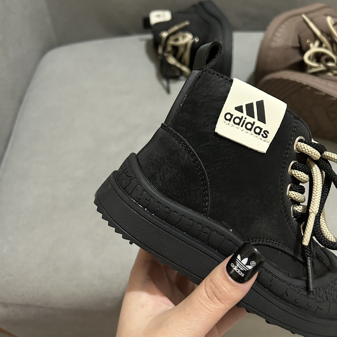图片[3]-AD皮面拉链款靴子26-37码 🌟Adidas作为运动时尚界的领军者，这款高邦靴子，鞋面采用柔软舒适的材质，既保暖又透气，让孩子的每一步都自在如风。🍃-选品中心