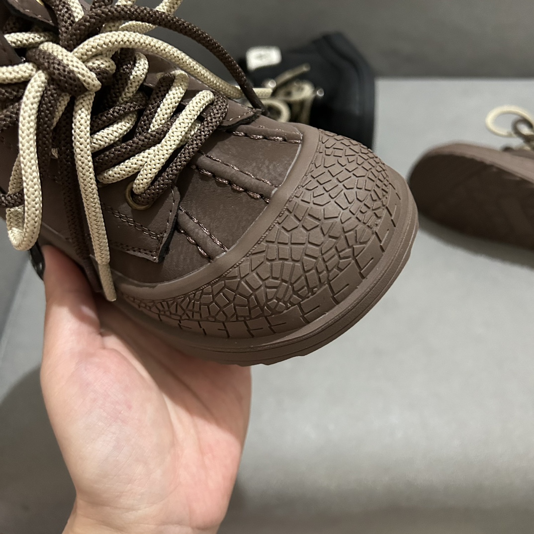 图片[6]-AD皮面拉链款靴子26-37码 🌟Adidas作为运动时尚界的领军者，这款高邦靴子，鞋面采用柔软舒适的材质，既保暖又透气，让孩子的每一步都自在如风。🍃-选品中心