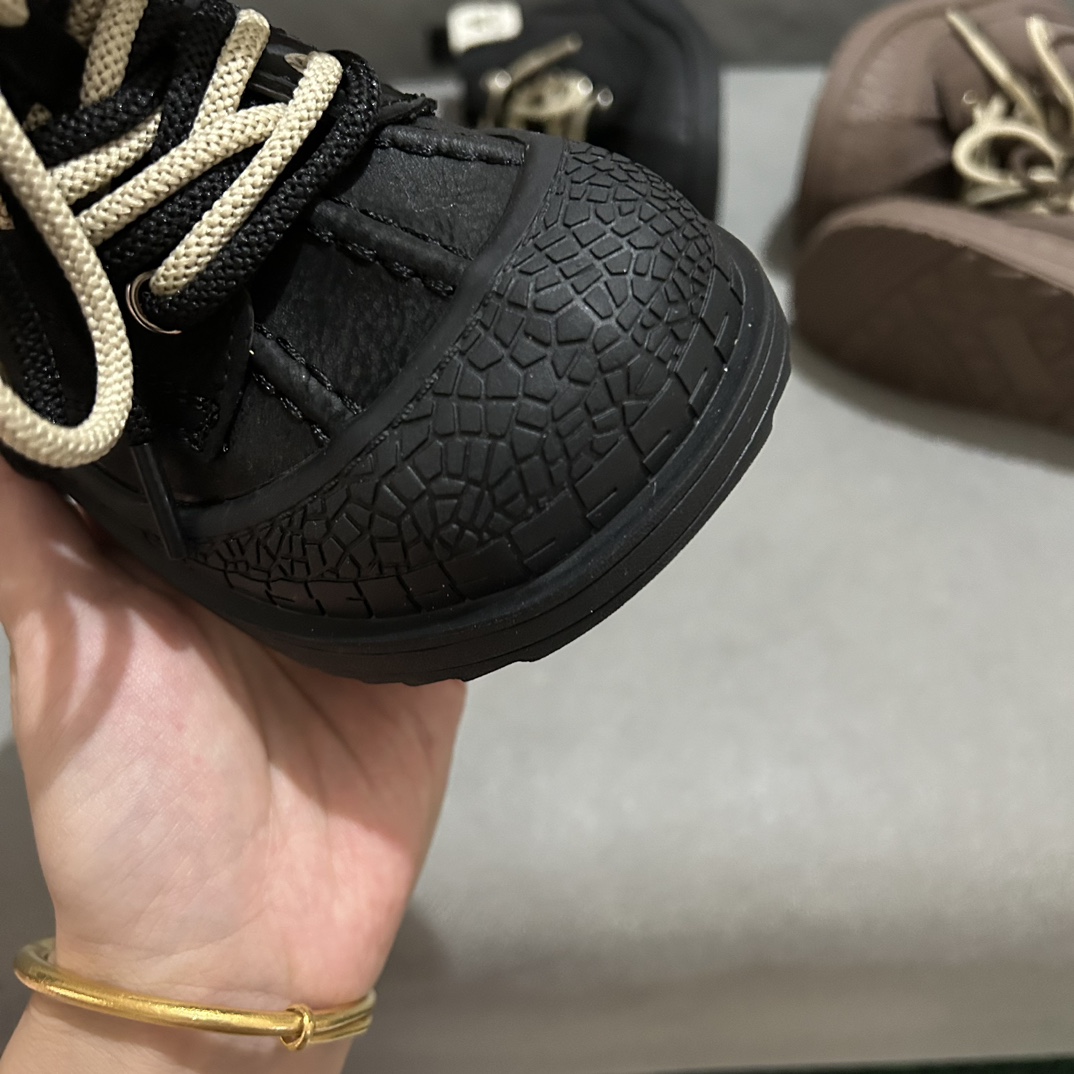 图片[2]-AD皮面拉链款靴子26-37码 🌟Adidas作为运动时尚界的领军者，这款高邦靴子，鞋面采用柔软舒适的材质，既保暖又透气，让孩子的每一步都自在如风。🍃-选品中心