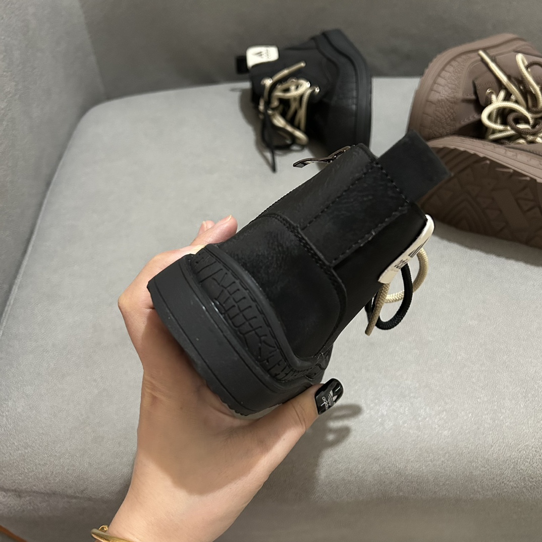 图片[4]-AD皮面拉链款靴子26-37码 🌟Adidas作为运动时尚界的领军者，这款高邦靴子，鞋面采用柔软舒适的材质，既保暖又透气，让孩子的每一步都自在如风。🍃-选品中心