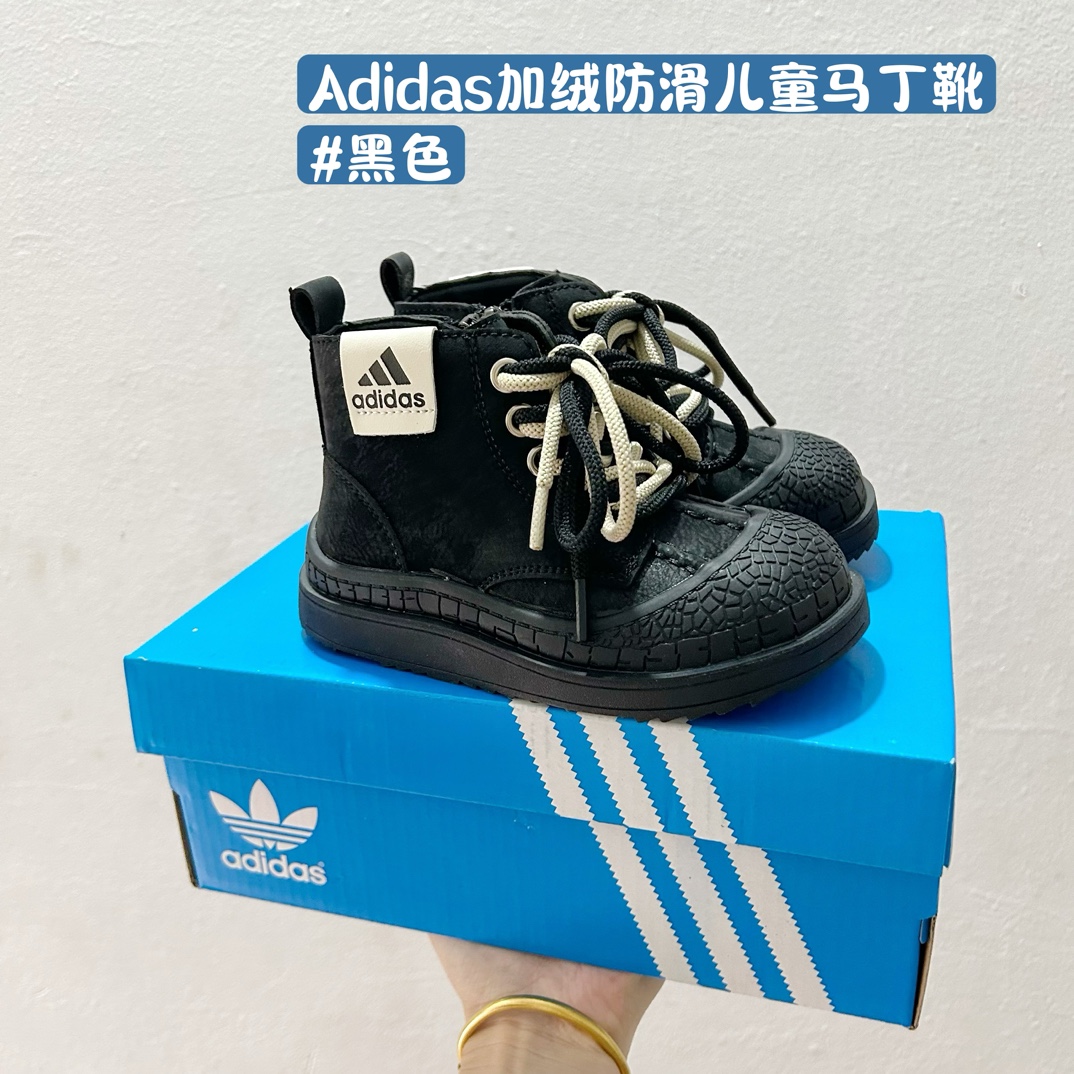 🚦配色合集🔻 🔗 Adidas学院风高邦儿童面包鞋 尺码：26-37码 🌟Adidas作为运动时尚界的领军者，一直以其经典设计和创新理念引领着全球潮流。这款高邦儿童面包鞋，不仅拥有经典的学院风格，而且在舒适度和功能性上也达到了新高度！🎈 🌈鞋面采用柔软舒适的材质，既保暖又透气，让孩子的每一步都自在如风。🍃 👠细节方面，这款鞋子采用简约而不失优雅的设计，经典的三条杠标志，以及鲜艳的颜色搭配，无论是搭配校服还是休闲装都能完美契合。🌈-选品中心