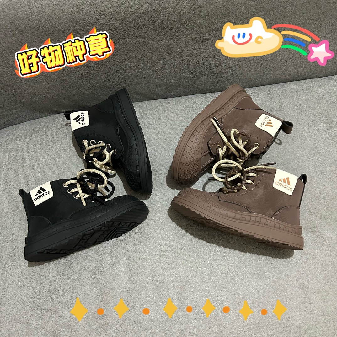 图片[6]-🚦配色合集🔻 🔗 Adidas学院风高邦儿童面包鞋 尺码：26-37码 🌟Adidas作为运动时尚界的领军者，一直以其经典设计和创新理念引领着全球潮流。这款高邦儿童面包鞋，不仅拥有经典的学院风格，而且在舒适度和功能性上也达到了新高度！🎈 🌈鞋面采用柔软舒适的材质，既保暖又透气，让孩子的每一步都自在如风。🍃 👠细节方面，这款鞋子采用简约而不失优雅的设计，经典的三条杠标志，以及鲜艳的颜色搭配，无论是搭配校服还是休闲装都能完美契合。🌈-选品中心