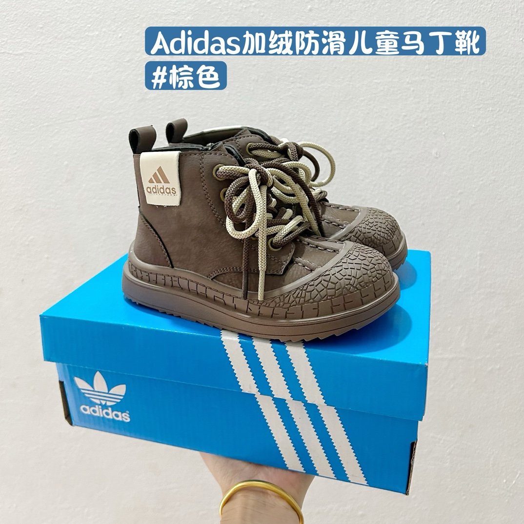 图片[2]-🚦配色合集🔻 🔗 Adidas学院风高邦儿童面包鞋 尺码：26-37码 🌟Adidas作为运动时尚界的领军者，一直以其经典设计和创新理念引领着全球潮流。这款高邦儿童面包鞋，不仅拥有经典的学院风格，而且在舒适度和功能性上也达到了新高度！🎈 🌈鞋面采用柔软舒适的材质，既保暖又透气，让孩子的每一步都自在如风。🍃 👠细节方面，这款鞋子采用简约而不失优雅的设计，经典的三条杠标志，以及鲜艳的颜色搭配，无论是搭配校服还是休闲装都能完美契合。🌈-选品中心