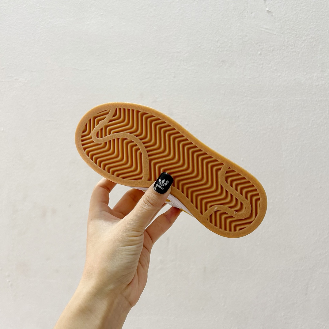 图片[9]-🔗 Adidas学院风儿童面包鞋 尺码：28-37码 👟🎓【超萌穿搭让孩子成为街头时尚小潮童！ 👶 🌈 这款鞋子采用了舒适的材料，确保孩子每一步都轻松自在。鞋底的设计既防滑又耐磨，为孩子们提供稳固的支持。而它独特的面包鞋设计，不仅造型可爱，还能激发孩子们的想象力。🎨 🌟 另外，这款鞋子的颜色选择多样，可以轻松搭配各种服装，无论是休闲装还是运动服，都能展现出不同的风采。快来挑选一双你喜欢的颜色，给孩子的脚丫子一个温暖的家吧！🏠-选品中心