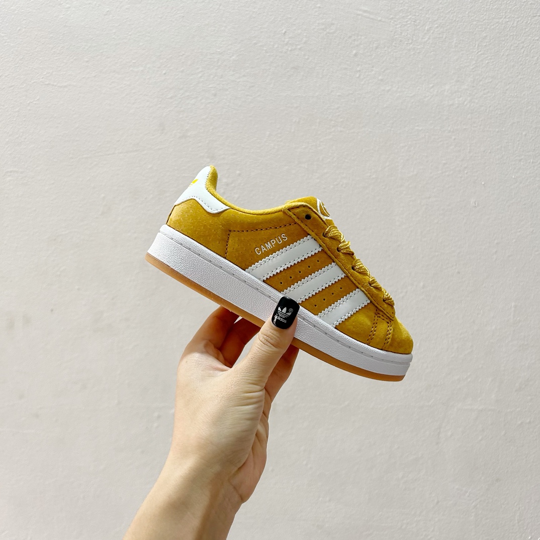 图片[2]-🔗 Adidas学院风儿童面包鞋 尺码：28-37码 👟🎓【超萌穿搭让孩子成为街头时尚小潮童！ 👶 🌈 这款鞋子采用了舒适的材料，确保孩子每一步都轻松自在。鞋底的设计既防滑又耐磨，为孩子们提供稳固的支持。而它独特的面包鞋设计，不仅造型可爱，还能激发孩子们的想象力。🎨 🌟 另外，这款鞋子的颜色选择多样，可以轻松搭配各种服装，无论是休闲装还是运动服，都能展现出不同的风采。快来挑选一双你喜欢的颜色，给孩子的脚丫子一个温暖的家吧！🏠-选品中心