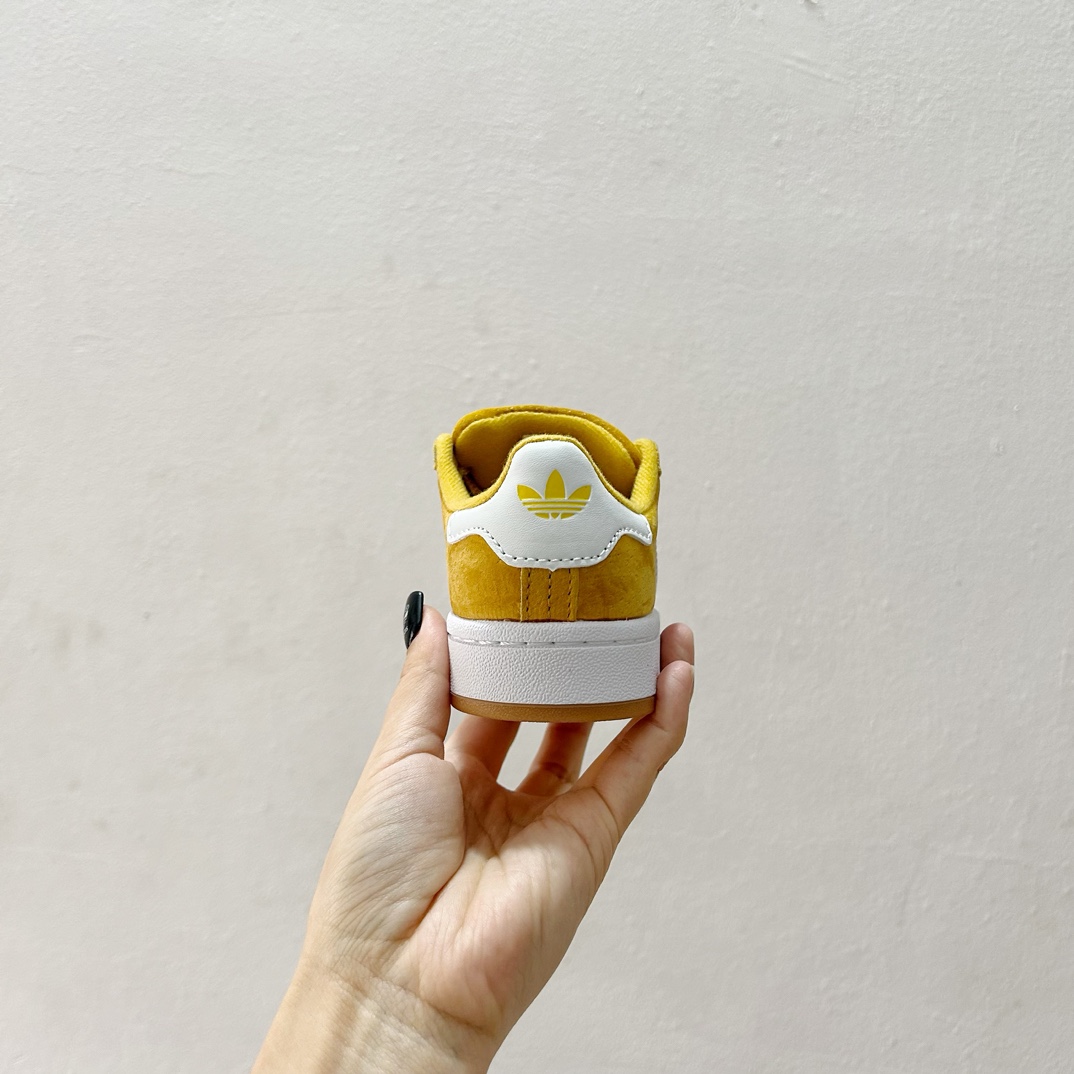 图片[6]-🔗 Adidas学院风儿童面包鞋 尺码：28-37码 👟🎓【超萌穿搭让孩子成为街头时尚小潮童！ 👶 🌈 这款鞋子采用了舒适的材料，确保孩子每一步都轻松自在。鞋底的设计既防滑又耐磨，为孩子们提供稳固的支持。而它独特的面包鞋设计，不仅造型可爱，还能激发孩子们的想象力。🎨 🌟 另外，这款鞋子的颜色选择多样，可以轻松搭配各种服装，无论是休闲装还是运动服，都能展现出不同的风采。快来挑选一双你喜欢的颜色，给孩子的脚丫子一个温暖的家吧！🏠-选品中心