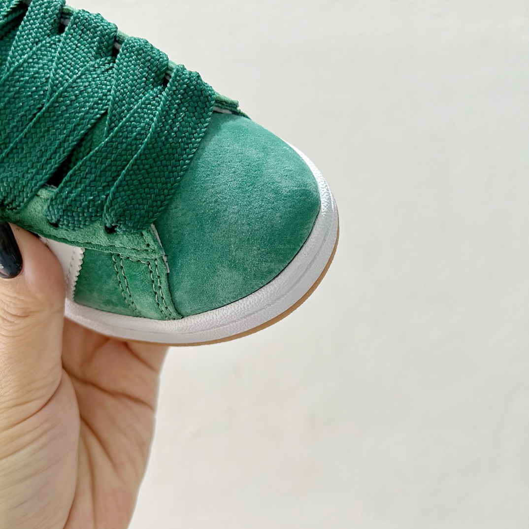 图片[5]-Adidas学院风儿童面包鞋28-37码 🌈 这款鞋子采用了舒适的材料，确保孩子每一步都轻松自在。鞋底的设计既防滑又耐磨，为孩子们提供稳固的支持。-选品中心