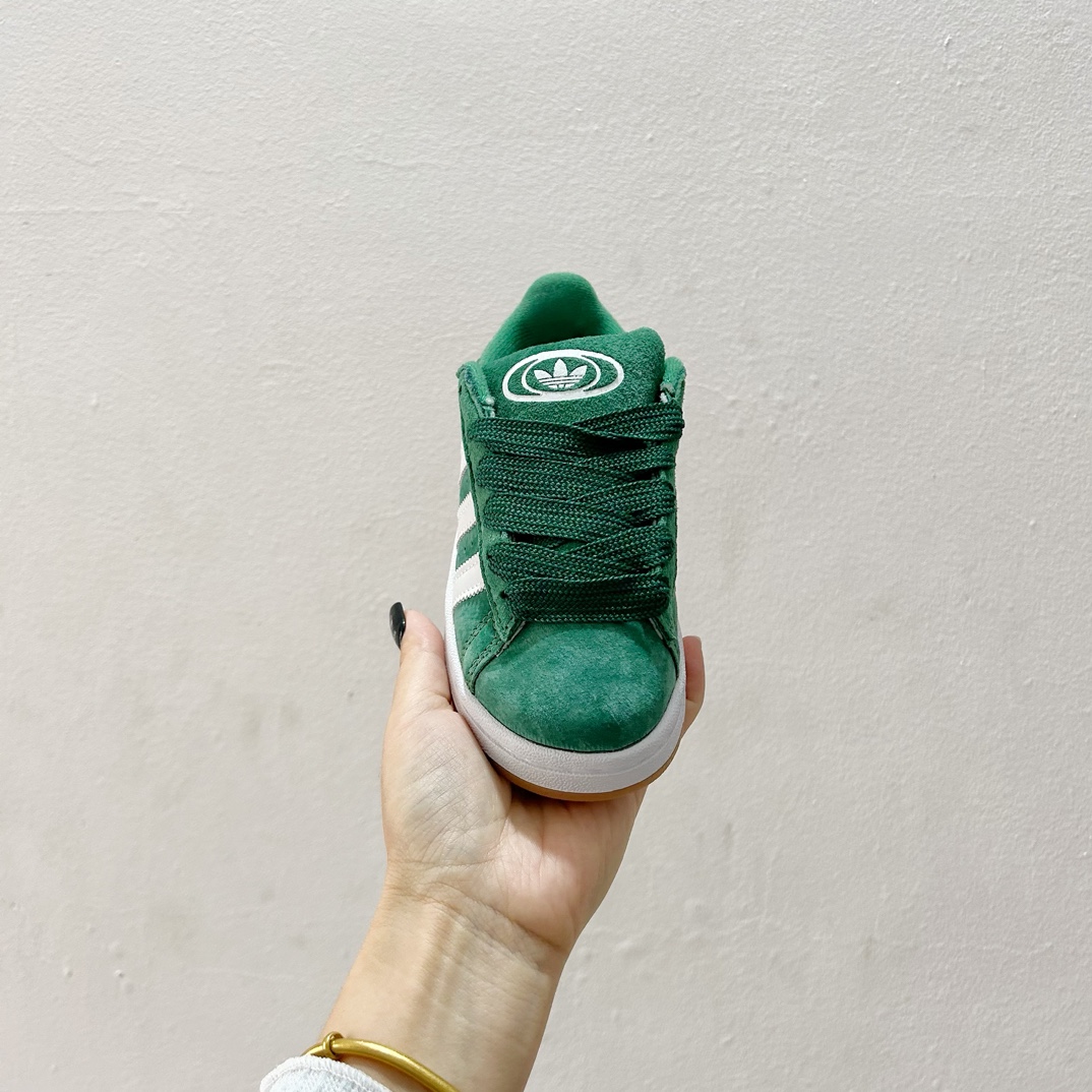 图片[3]-Adidas学院风儿童面包鞋28-37码 🌈 这款鞋子采用了舒适的材料，确保孩子每一步都轻松自在。鞋底的设计既防滑又耐磨，为孩子们提供稳固的支持。-选品中心