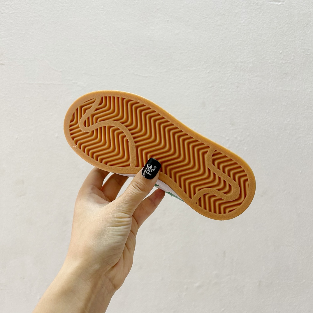 图片[9]-Adidas学院风儿童面包鞋28-37码 🌈 这款鞋子采用了舒适的材料，确保孩子每一步都轻松自在。鞋底的设计既防滑又耐磨，为孩子们提供稳固的支持。-选品中心