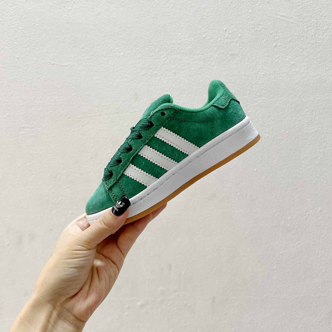 图片[4]-Adidas学院风儿童面包鞋28-37码 🌈 这款鞋子采用了舒适的材料，确保孩子每一步都轻松自在。鞋底的设计既防滑又耐磨，为孩子们提供稳固的支持。-选品中心