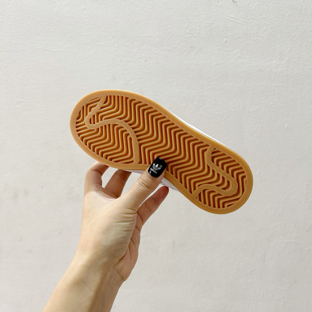 图片[9]-🔗 Adidas学院风儿童面包鞋 尺码：28-37码 👟🎓【超萌穿搭】让孩子成为街头时尚小潮童！ 👶 🌈 这款鞋子采用了舒适的材料，确保孩子每一步都轻松自在。鞋底的设计既防滑又耐磨，为孩子们提供稳固的支持。而它独特的面包鞋设计，不仅造型可爱，还能激发孩子们的想象力。🎨 🌟 另外，这款鞋子的颜色选择多样，可以轻松搭配各种服装，无论是休闲装还是运动服，都能展现出不同的风采。快来挑选一双你喜欢的颜色，给孩子的脚丫子一个温暖的家吧！🏠-选品中心