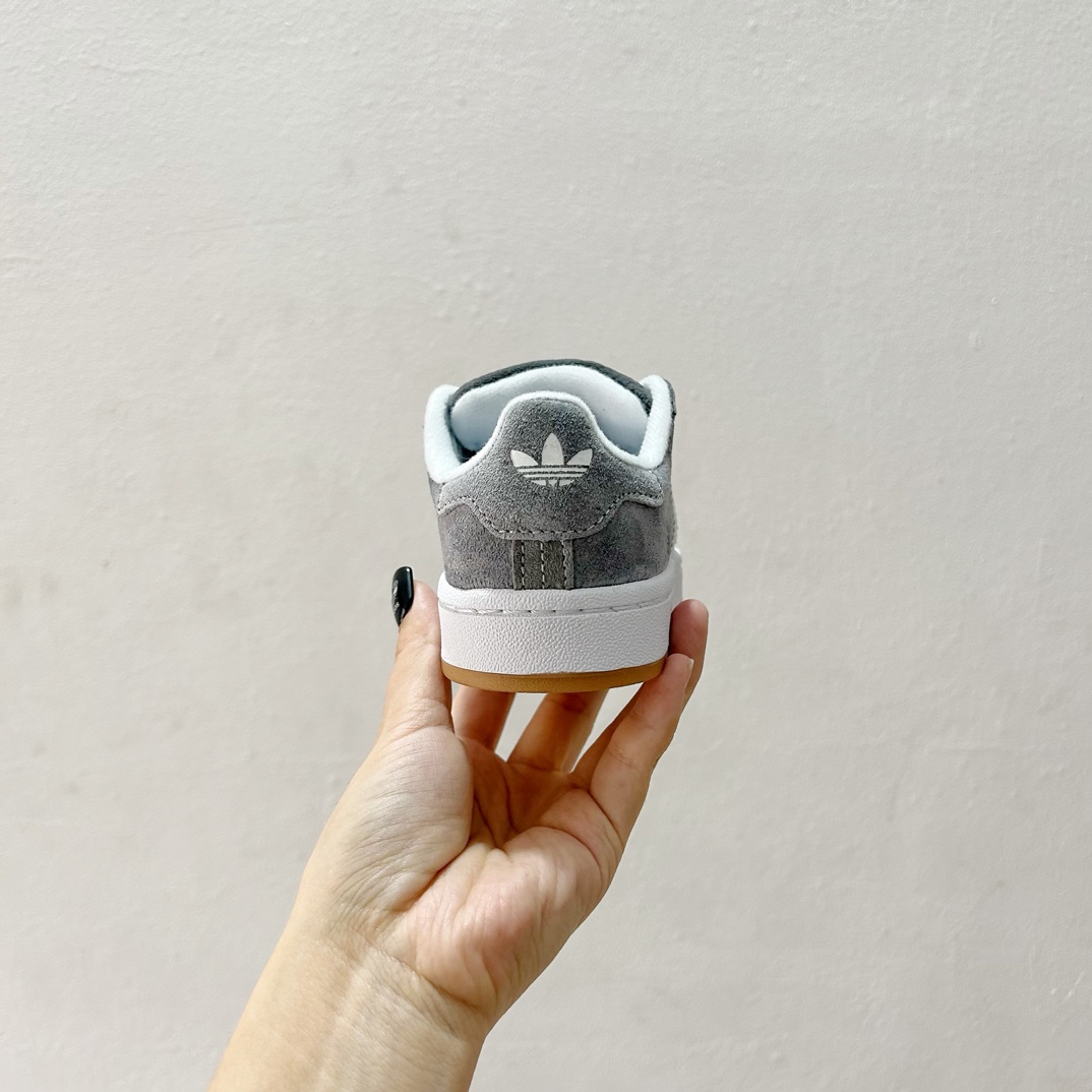 图片[6]-🔗 Adidas学院风儿童面包鞋 尺码：28-37码 👟🎓【超萌穿搭】让孩子成为街头时尚小潮童！ 👶 🌈 这款鞋子采用了舒适的材料，确保孩子每一步都轻松自在。鞋底的设计既防滑又耐磨，为孩子们提供稳固的支持。而它独特的面包鞋设计，不仅造型可爱，还能激发孩子们的想象力。🎨 🌟 另外，这款鞋子的颜色选择多样，可以轻松搭配各种服装，无论是休闲装还是运动服，都能展现出不同的风采。快来挑选一双你喜欢的颜色，给孩子的脚丫子一个温暖的家吧！🏠-选品中心