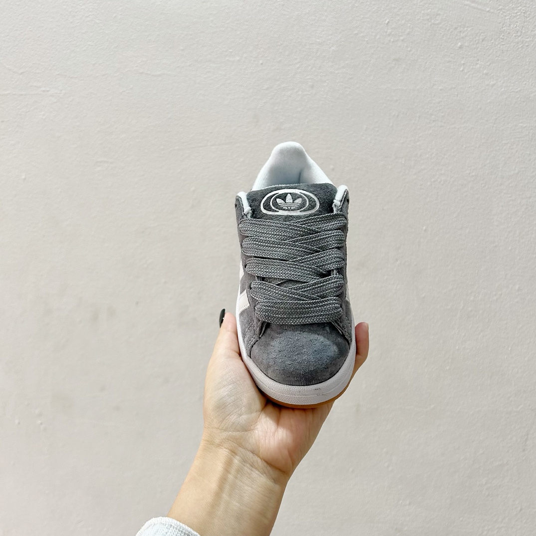 图片[3]-🔗 Adidas学院风儿童面包鞋 尺码：28-37码 👟🎓【超萌穿搭】让孩子成为街头时尚小潮童！ 👶 🌈 这款鞋子采用了舒适的材料，确保孩子每一步都轻松自在。鞋底的设计既防滑又耐磨，为孩子们提供稳固的支持。而它独特的面包鞋设计，不仅造型可爱，还能激发孩子们的想象力。🎨 🌟 另外，这款鞋子的颜色选择多样，可以轻松搭配各种服装，无论是休闲装还是运动服，都能展现出不同的风采。快来挑选一双你喜欢的颜色，给孩子的脚丫子一个温暖的家吧！🏠-选品中心