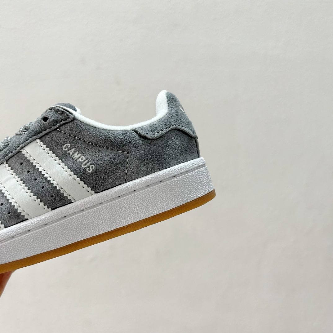 图片[8]-🔗 Adidas学院风儿童面包鞋 尺码：28-37码 👟🎓【超萌穿搭】让孩子成为街头时尚小潮童！ 👶 🌈 这款鞋子采用了舒适的材料，确保孩子每一步都轻松自在。鞋底的设计既防滑又耐磨，为孩子们提供稳固的支持。而它独特的面包鞋设计，不仅造型可爱，还能激发孩子们的想象力。🎨 🌟 另外，这款鞋子的颜色选择多样，可以轻松搭配各种服装，无论是休闲装还是运动服，都能展现出不同的风采。快来挑选一双你喜欢的颜色，给孩子的脚丫子一个温暖的家吧！🏠-选品中心