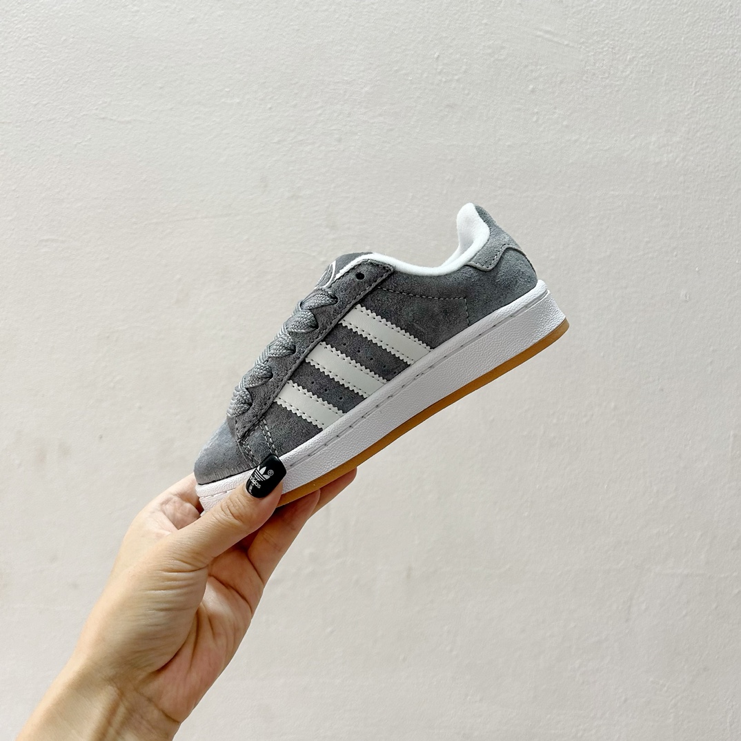 图片[4]-🔗 Adidas学院风儿童面包鞋 尺码：28-37码 👟🎓【超萌穿搭】让孩子成为街头时尚小潮童！ 👶 🌈 这款鞋子采用了舒适的材料，确保孩子每一步都轻松自在。鞋底的设计既防滑又耐磨，为孩子们提供稳固的支持。而它独特的面包鞋设计，不仅造型可爱，还能激发孩子们的想象力。🎨 🌟 另外，这款鞋子的颜色选择多样，可以轻松搭配各种服装，无论是休闲装还是运动服，都能展现出不同的风采。快来挑选一双你喜欢的颜色，给孩子的脚丫子一个温暖的家吧！🏠-选品中心