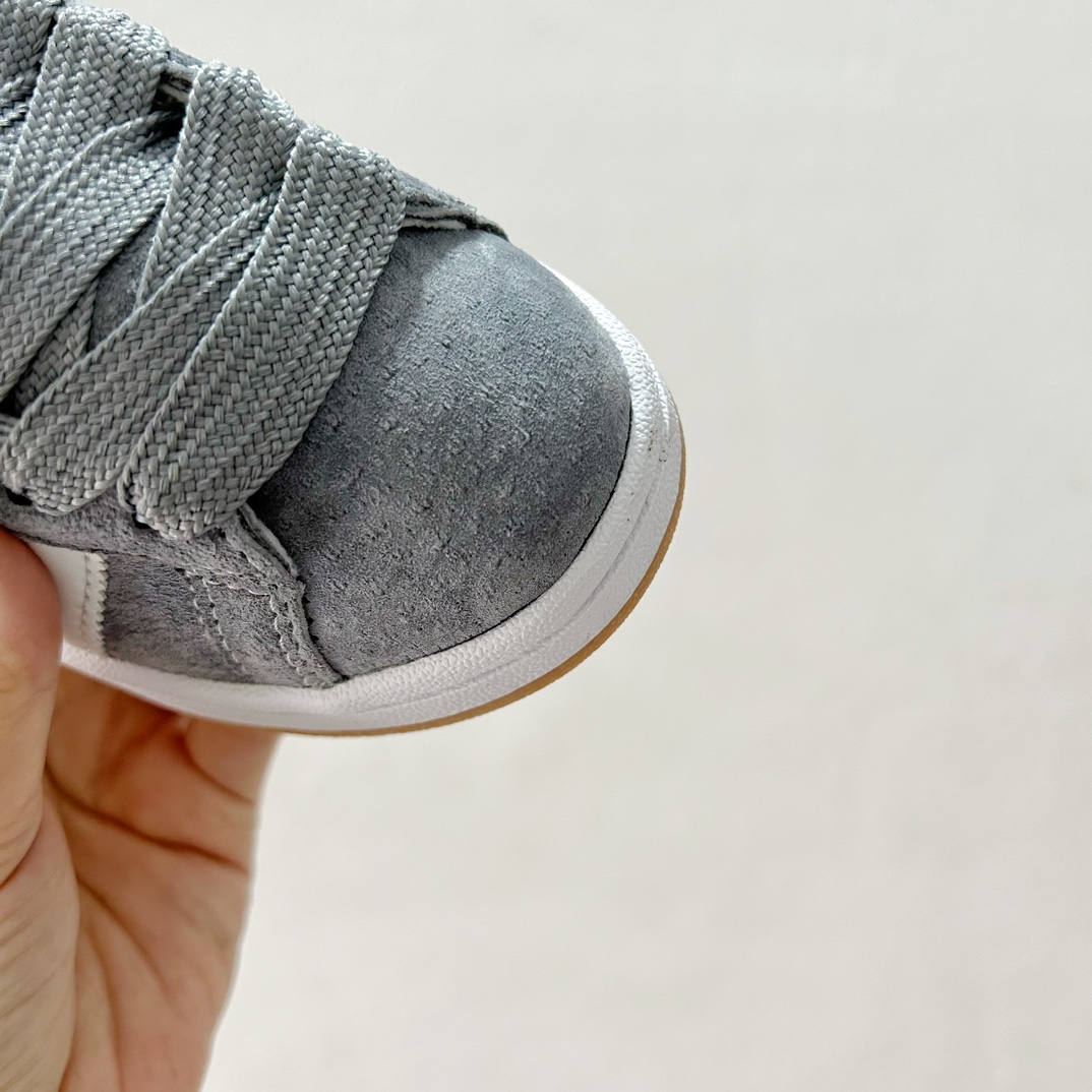 图片[5]-🔗 Adidas学院风儿童面包鞋 尺码：28-37码 👟🎓【超萌穿搭】让孩子成为街头时尚小潮童！ 👶 🌈 这款鞋子采用了舒适的材料，确保孩子每一步都轻松自在。鞋底的设计既防滑又耐磨，为孩子们提供稳固的支持。而它独特的面包鞋设计，不仅造型可爱，还能激发孩子们的想象力。🎨 🌟 另外，这款鞋子的颜色选择多样，可以轻松搭配各种服装，无论是休闲装还是运动服，都能展现出不同的风采。快来挑选一双你喜欢的颜色，给孩子的脚丫子一个温暖的家吧！🏠-选品中心