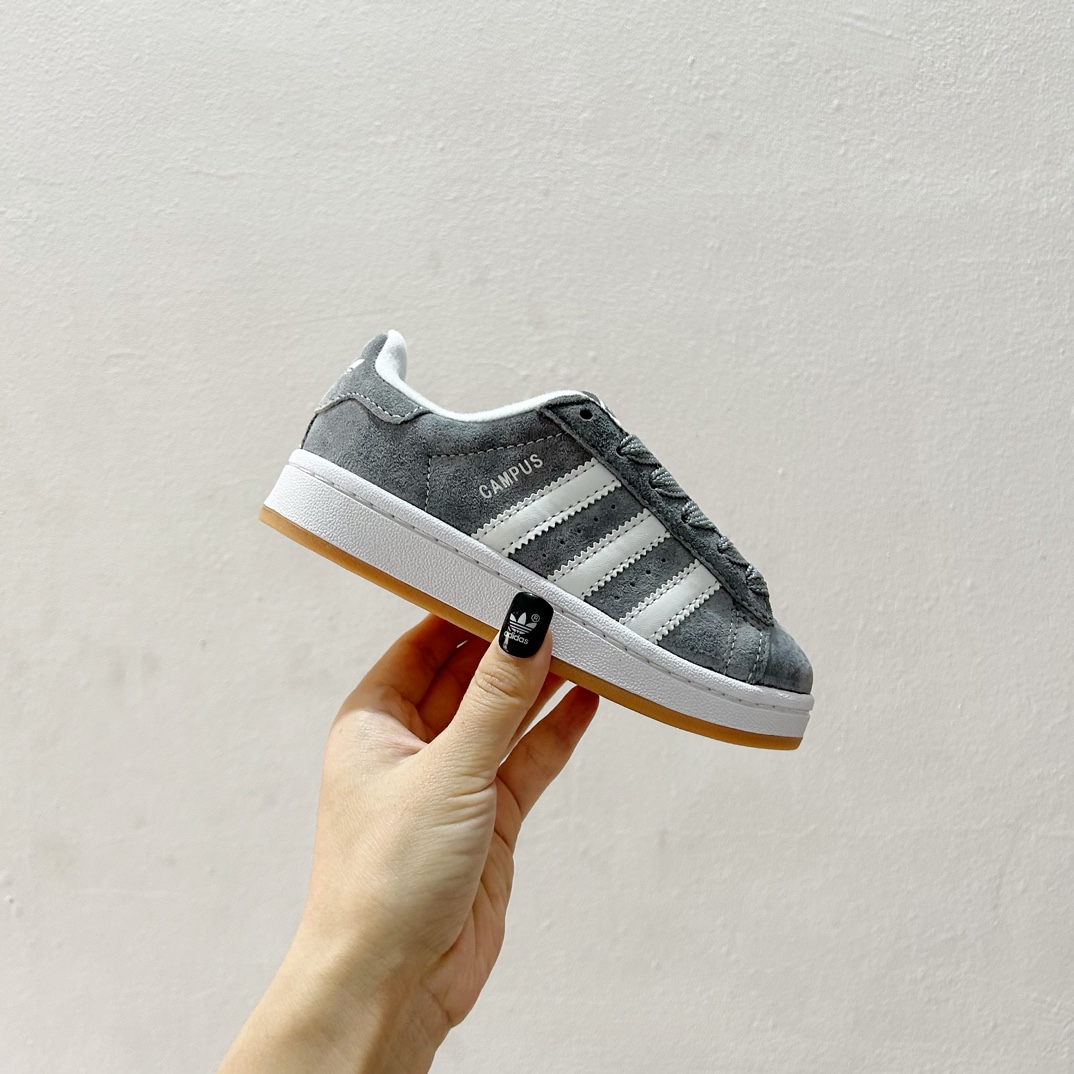 图片[2]-🔗 Adidas学院风儿童面包鞋 尺码：28-37码 👟🎓【超萌穿搭】让孩子成为街头时尚小潮童！ 👶 🌈 这款鞋子采用了舒适的材料，确保孩子每一步都轻松自在。鞋底的设计既防滑又耐磨，为孩子们提供稳固的支持。而它独特的面包鞋设计，不仅造型可爱，还能激发孩子们的想象力。🎨 🌟 另外，这款鞋子的颜色选择多样，可以轻松搭配各种服装，无论是休闲装还是运动服，都能展现出不同的风采。快来挑选一双你喜欢的颜色，给孩子的脚丫子一个温暖的家吧！🏠-选品中心