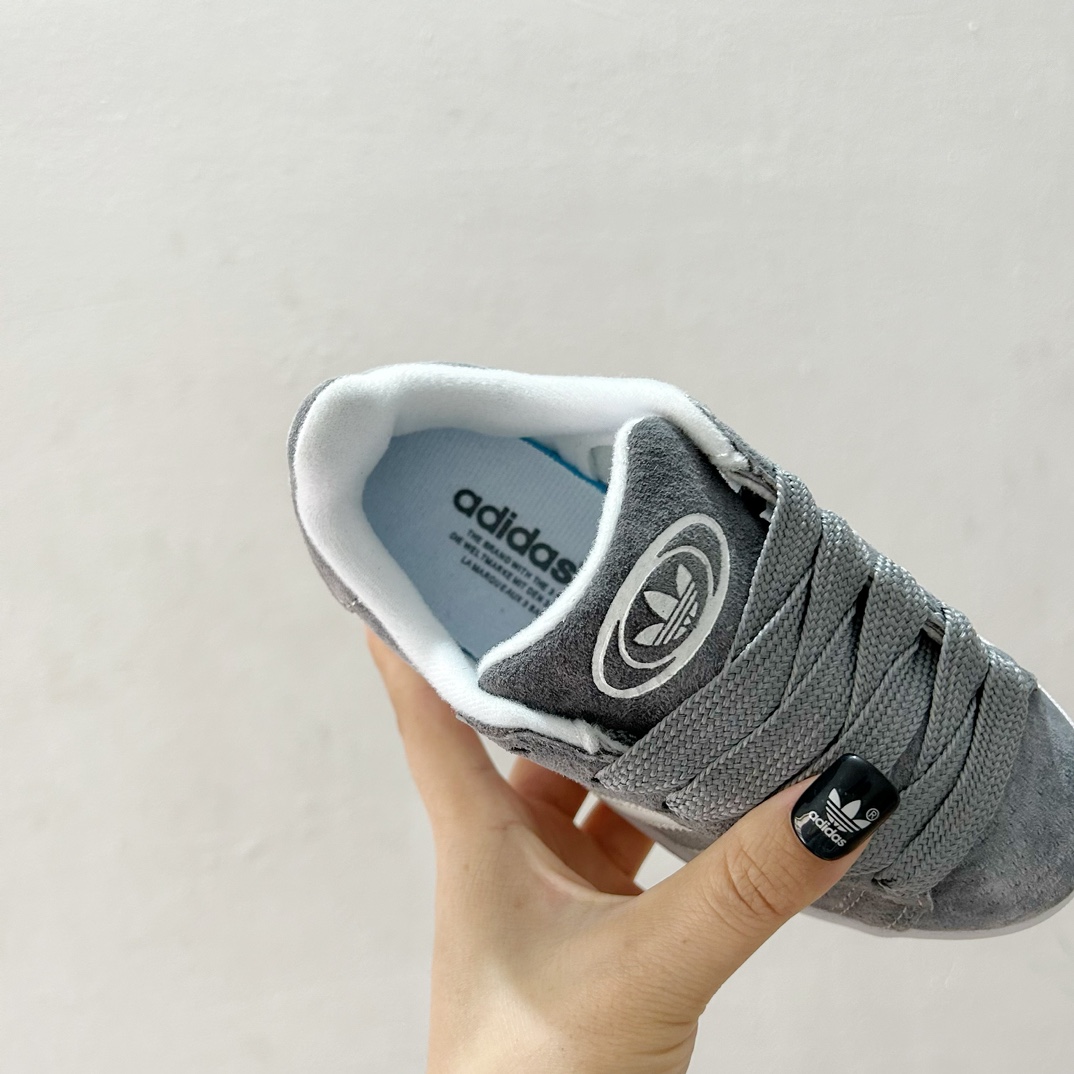 图片[7]-🔗 Adidas学院风儿童面包鞋 尺码：28-37码 👟🎓【超萌穿搭】让孩子成为街头时尚小潮童！ 👶 🌈 这款鞋子采用了舒适的材料，确保孩子每一步都轻松自在。鞋底的设计既防滑又耐磨，为孩子们提供稳固的支持。而它独特的面包鞋设计，不仅造型可爱，还能激发孩子们的想象力。🎨 🌟 另外，这款鞋子的颜色选择多样，可以轻松搭配各种服装，无论是休闲装还是运动服，都能展现出不同的风采。快来挑选一双你喜欢的颜色，给孩子的脚丫子一个温暖的家吧！🏠-选品中心