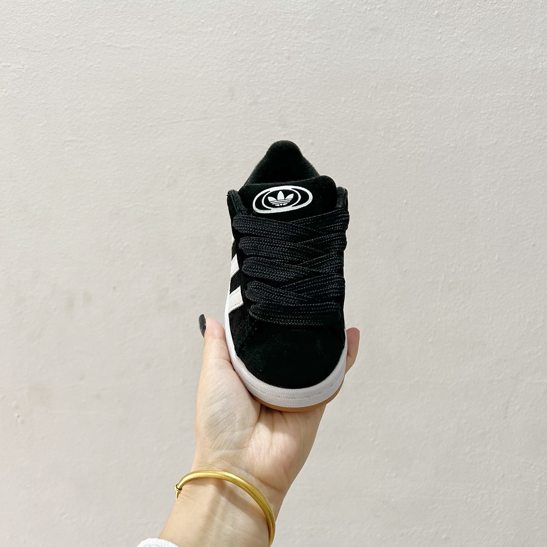 图片[3]-🔗 Adidas学院风儿童面包鞋 尺码：28-37码 👟🎓【超萌穿搭】让孩子成为街头时尚小潮童！ 👶 🌈 这款鞋子采用了舒适的材料，确保孩子每一步都轻松自在。鞋底的设计既防滑又耐磨，为孩子们提供稳固的支持。而它独特的面包鞋设计，不仅造型可爱，还能激发孩子们的想象力。🎨 🌟 另外，这款鞋子的颜色选择多样，可以轻松搭配各种服装，无论是休闲装还是运动服，都能展现出不同的风采。快来挑选一双你喜欢的颜色，给孩子的脚丫子一个温暖的家吧！🏠-选品中心