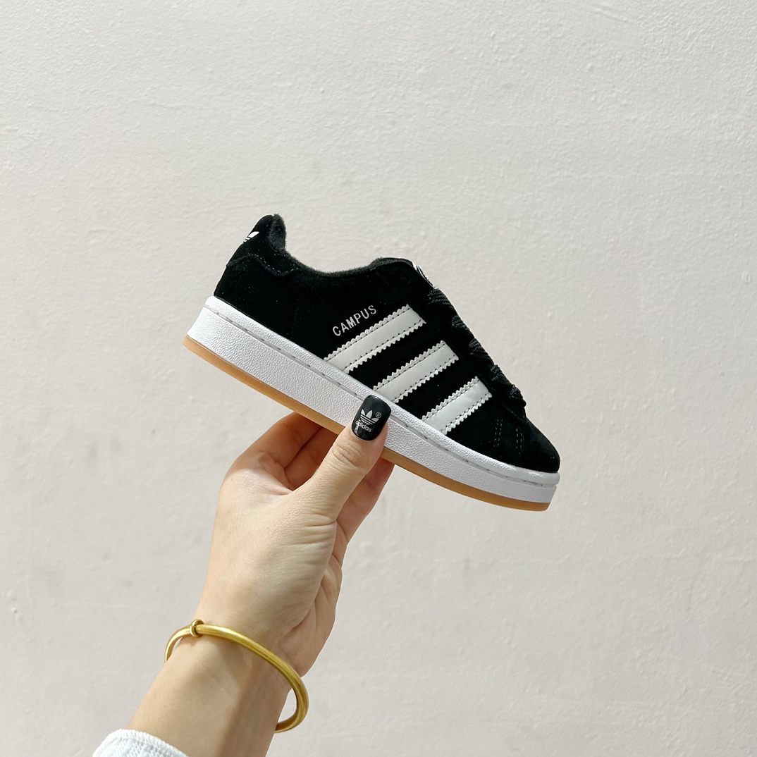 图片[2]-🔗 Adidas学院风儿童面包鞋 尺码：28-37码 👟🎓【超萌穿搭】让孩子成为街头时尚小潮童！ 👶 🌈 这款鞋子采用了舒适的材料，确保孩子每一步都轻松自在。鞋底的设计既防滑又耐磨，为孩子们提供稳固的支持。而它独特的面包鞋设计，不仅造型可爱，还能激发孩子们的想象力。🎨 🌟 另外，这款鞋子的颜色选择多样，可以轻松搭配各种服装，无论是休闲装还是运动服，都能展现出不同的风采。快来挑选一双你喜欢的颜色，给孩子的脚丫子一个温暖的家吧！🏠-选品中心