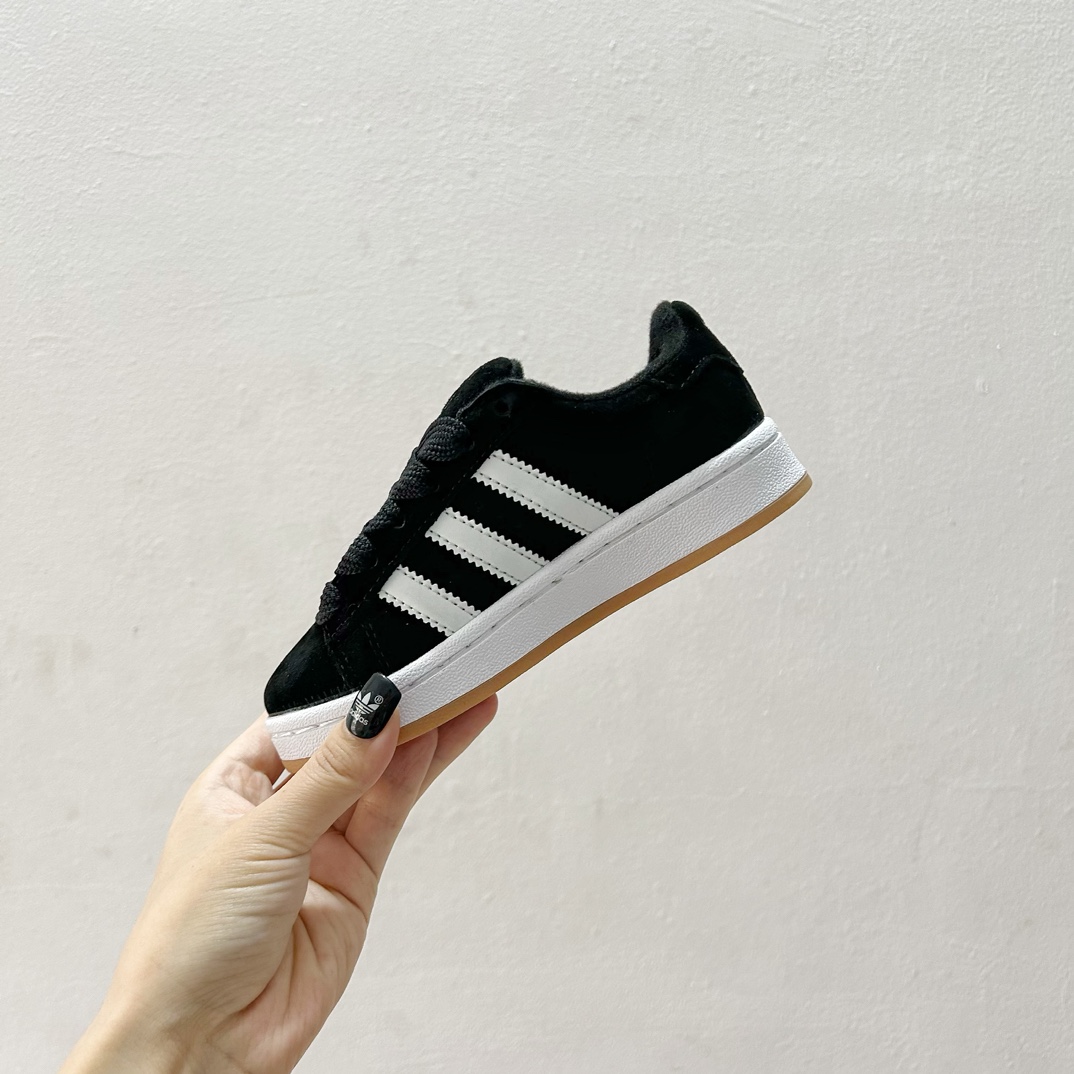 图片[4]-🔗 Adidas学院风儿童面包鞋 尺码：28-37码 👟🎓【超萌穿搭】让孩子成为街头时尚小潮童！ 👶 🌈 这款鞋子采用了舒适的材料，确保孩子每一步都轻松自在。鞋底的设计既防滑又耐磨，为孩子们提供稳固的支持。而它独特的面包鞋设计，不仅造型可爱，还能激发孩子们的想象力。🎨 🌟 另外，这款鞋子的颜色选择多样，可以轻松搭配各种服装，无论是休闲装还是运动服，都能展现出不同的风采。快来挑选一双你喜欢的颜色，给孩子的脚丫子一个温暖的家吧！🏠-选品中心