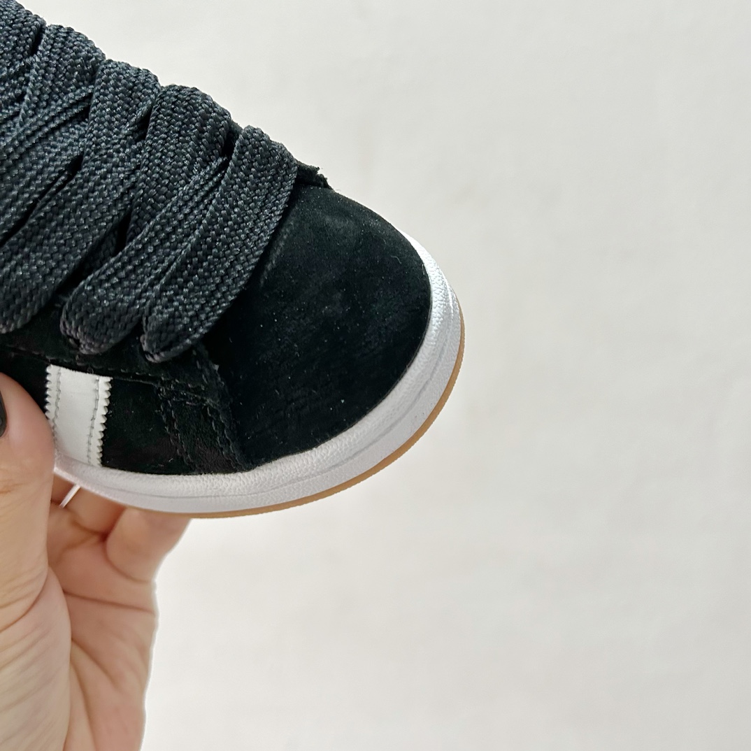 图片[5]-🔗 Adidas学院风儿童面包鞋 尺码：28-37码 👟🎓【超萌穿搭】让孩子成为街头时尚小潮童！ 👶 🌈 这款鞋子采用了舒适的材料，确保孩子每一步都轻松自在。鞋底的设计既防滑又耐磨，为孩子们提供稳固的支持。而它独特的面包鞋设计，不仅造型可爱，还能激发孩子们的想象力。🎨 🌟 另外，这款鞋子的颜色选择多样，可以轻松搭配各种服装，无论是休闲装还是运动服，都能展现出不同的风采。快来挑选一双你喜欢的颜色，给孩子的脚丫子一个温暖的家吧！🏠-选品中心