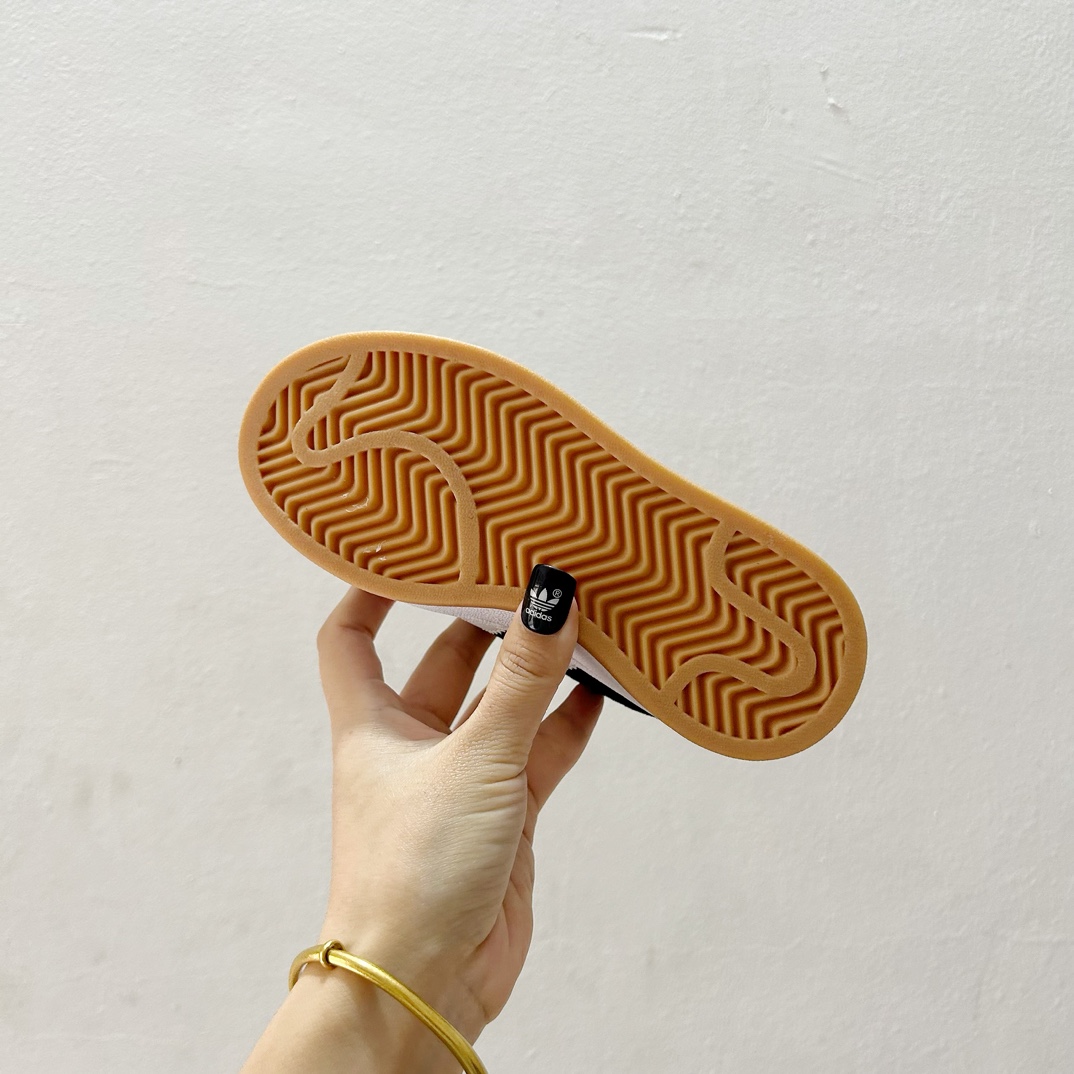 图片[9]-🔗 Adidas学院风儿童面包鞋 尺码：28-37码 👟🎓【超萌穿搭】让孩子成为街头时尚小潮童！ 👶 🌈 这款鞋子采用了舒适的材料，确保孩子每一步都轻松自在。鞋底的设计既防滑又耐磨，为孩子们提供稳固的支持。而它独特的面包鞋设计，不仅造型可爱，还能激发孩子们的想象力。🎨 🌟 另外，这款鞋子的颜色选择多样，可以轻松搭配各种服装，无论是休闲装还是运动服，都能展现出不同的风采。快来挑选一双你喜欢的颜色，给孩子的脚丫子一个温暖的家吧！🏠-选品中心