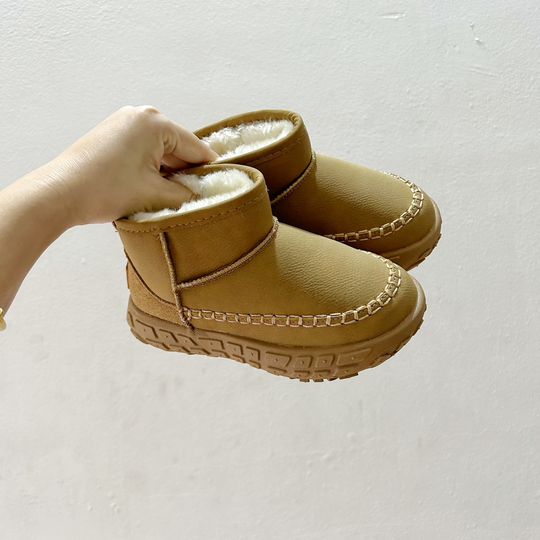 NO:532227,UGG Tire Sole Children's Snow Boots SIZE: 26-37 Sizes of Warm and Fashion Little Foot Guardian This boot is made of high-quality materials, and the inner layer of warm materials can effectively maintain the temperature of the feet, making the little feet feel warm as spring even on the coldest days. Not only that, its unique tire sole design not only increases the anti-slip performance of the shoes, but also improves grip, ensuring that children are safer and more stable when walking on the snow-covered ground. Make children full of confidence and happiness every step, starting with wearing this UGG Tire Sole Children's Snow Boot!  ,snow boots, boots,19860909UGG轮胎底儿童雪地靴 SIZE:26-37码 温暖与时尚并存的小脚丫守护者 这款靴子采用优质材料制成,内层保暖材料能够有效保持脚部温度,即使是在最寒冷的日子里也能让小脚丫感受到温暖如春.不仅如此,其独特的轮胎底设计不仅增加了鞋子的防滑性能,而且还能提高抓地力,确保孩子在冰雪覆盖的地面上行走时更加安全稳定. 让孩子的每一步都充满自信与快乐,从穿上这款UGG轮胎底儿童雪地靴开始！,雪地靴,boots,,Children's