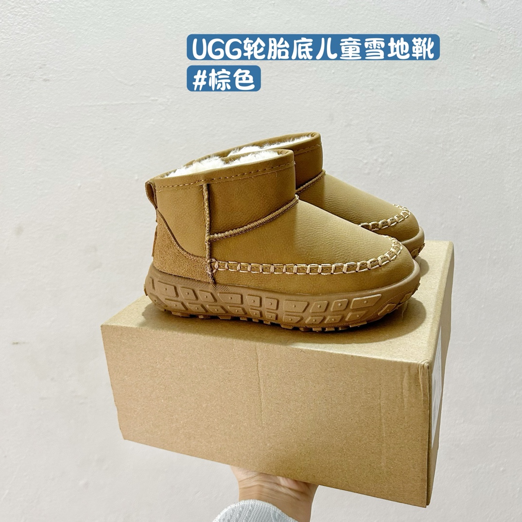 NO:532234,Color Collection UGG Tire Sole Children's Snow Boots SIZE: 26-37 Sizes Warm and Fashion Guardian This boot is made of high-quality materials, and the inner layer of warmth can effectively maintain the temperature of the feet, making the little feet feel warm as spring even on the coldest days. Not only that, its unique tire sole design not only increases the anti-slip performance of the shoes, but also improves grip, ensuring that children are safer and more stable when walking on the snow-covered ground. Make children full of confidence and happiness every step, starting with wearing this UGG Tire Sole Children's Snow Boot!  ,snow boots, boots,19860909配色合集 UGG轮胎底儿童雪地靴 SIZE:26-37码 温暖与时尚并存的小脚丫守护者 这款靴子采用优质材料制成,内层保暖材料能够有效保持脚部温度,即使是在最寒冷的日子里也能让小脚丫感受到温暖如春.不仅如此,其独特的轮胎底设计不仅增加了鞋子的防滑性能,而且还能提高抓地力,确保孩子在冰雪覆盖的地面上行走时更加安全稳定. 让孩子的每一步都充满自信与快乐,从穿上这款UGG轮胎底儿童雪地靴开始！,雪地靴,boots,,Children's