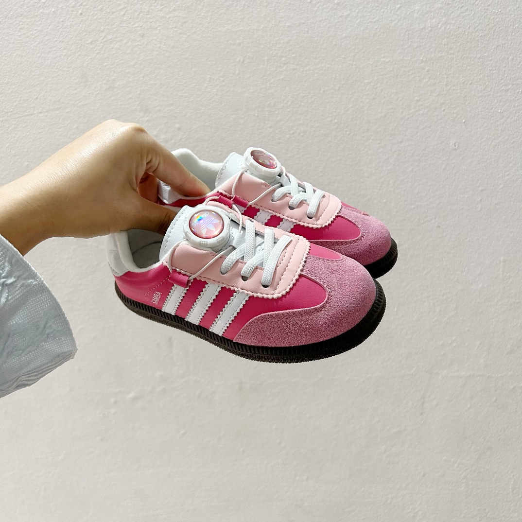 🔗 Adidas德训旋转扣加绒童鞋 尺码：26-37码 这款 Adidas德训旋转扣加绒童鞋，凭借其出色的保暖性能与酷炫设计，让孩子每一步都充满自信！不仅如此，它的旋转扣设计让穿脱更加方便快捷，是您孩子理想的选择。鞋底采用优质材料，提供良好的抓地力，让孩子在冬季也能自由奔跑。🛡️🎉-选品中心