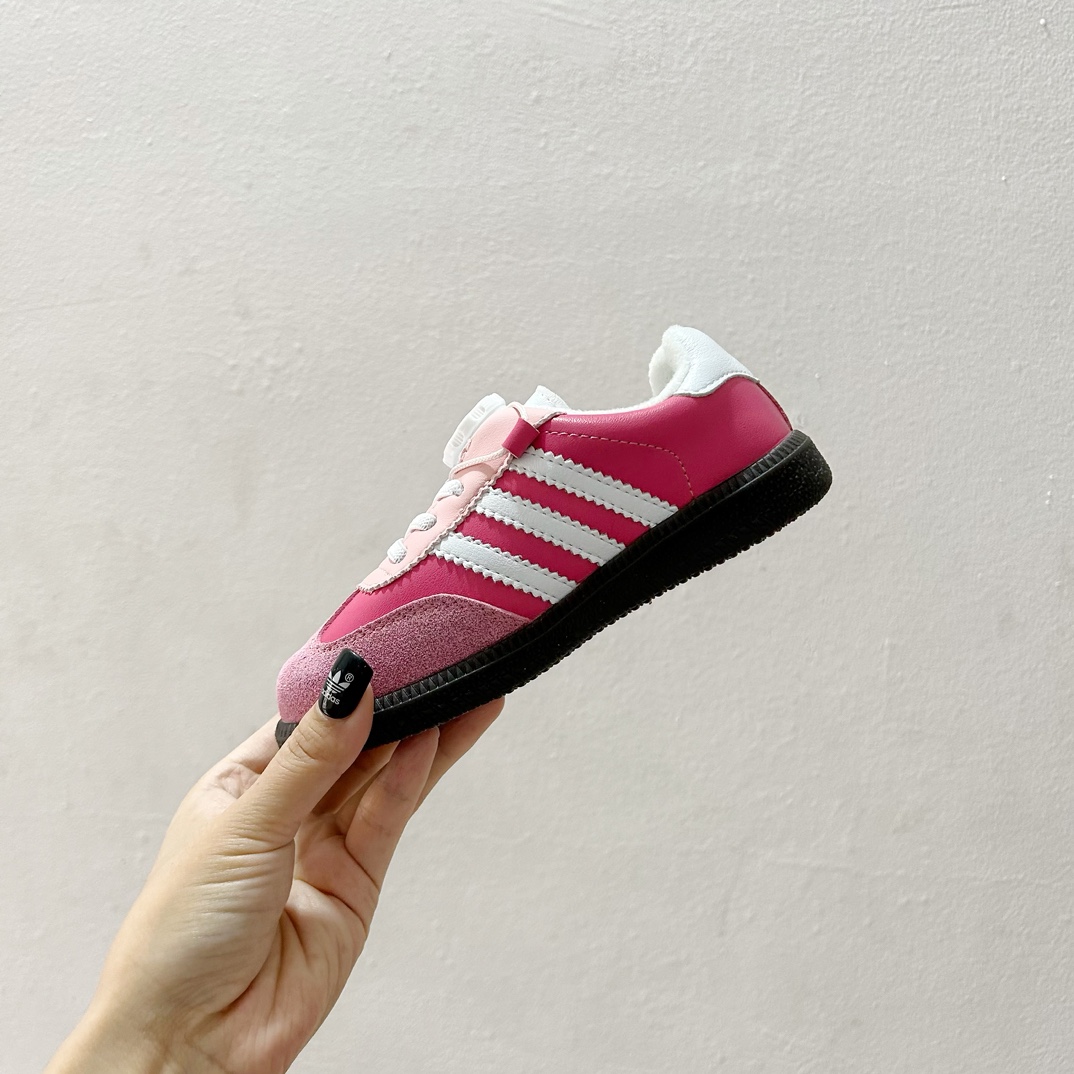 图片[4]-🔗 Adidas德训旋转扣加绒童鞋 尺码：26-37码 这款 Adidas德训旋转扣加绒童鞋，凭借其出色的保暖性能与酷炫设计，让孩子每一步都充满自信！不仅如此，它的旋转扣设计让穿脱更加方便快捷，是您孩子理想的选择。鞋底采用优质材料，提供良好的抓地力，让孩子在冬季也能自由奔跑。🛡️🎉-选品中心