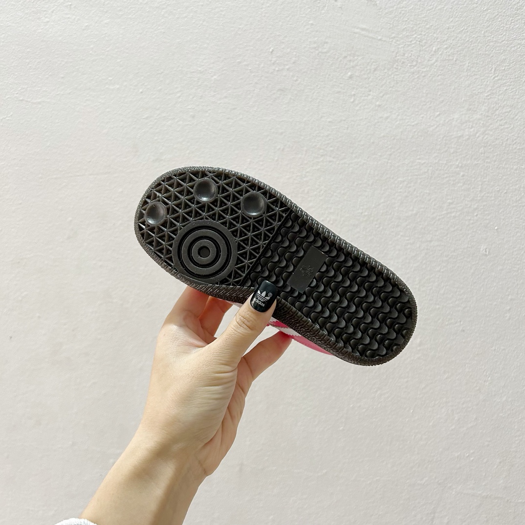 图片[9]-🔗 Adidas德训旋转扣加绒童鞋 尺码：26-37码 这款 Adidas德训旋转扣加绒童鞋，凭借其出色的保暖性能与酷炫设计，让孩子每一步都充满自信！不仅如此，它的旋转扣设计让穿脱更加方便快捷，是您孩子理想的选择。鞋底采用优质材料，提供良好的抓地力，让孩子在冬季也能自由奔跑。🛡️🎉-选品中心