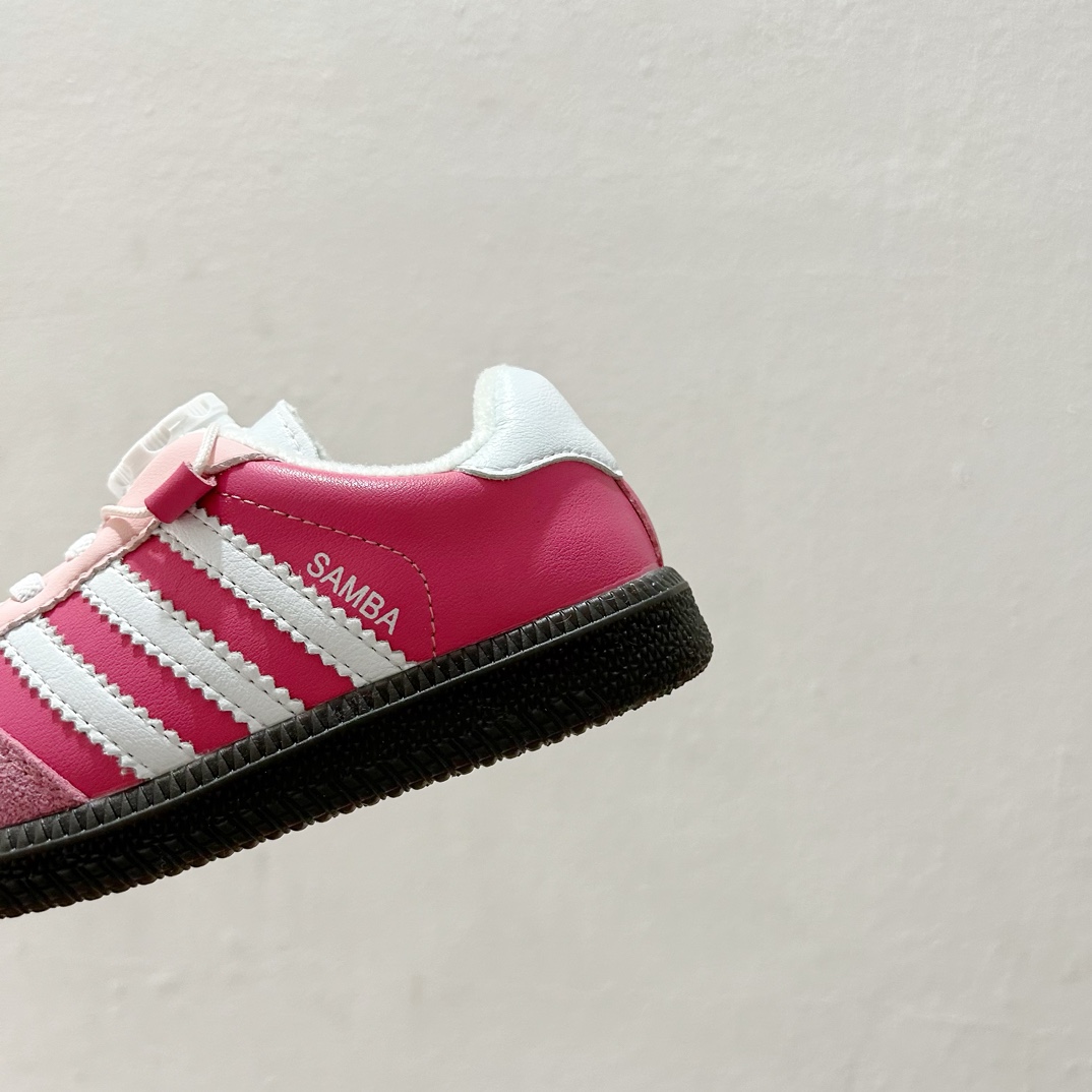 图片[8]-🔗 Adidas德训旋转扣加绒童鞋 尺码：26-37码 这款 Adidas德训旋转扣加绒童鞋，凭借其出色的保暖性能与酷炫设计，让孩子每一步都充满自信！不仅如此，它的旋转扣设计让穿脱更加方便快捷，是您孩子理想的选择。鞋底采用优质材料，提供良好的抓地力，让孩子在冬季也能自由奔跑。🛡️🎉-选品中心