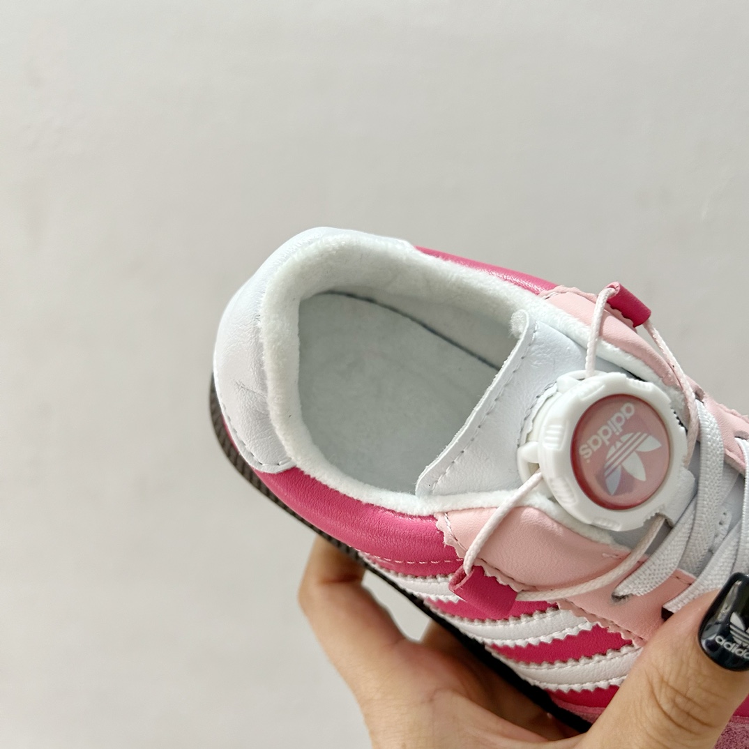 图片[7]-🔗 Adidas德训旋转扣加绒童鞋 尺码：26-37码 这款 Adidas德训旋转扣加绒童鞋，凭借其出色的保暖性能与酷炫设计，让孩子每一步都充满自信！不仅如此，它的旋转扣设计让穿脱更加方便快捷，是您孩子理想的选择。鞋底采用优质材料，提供良好的抓地力，让孩子在冬季也能自由奔跑。🛡️🎉-选品中心