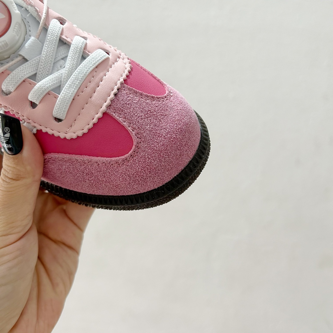 图片[5]-🔗 Adidas德训旋转扣加绒童鞋 尺码：26-37码 这款 Adidas德训旋转扣加绒童鞋，凭借其出色的保暖性能与酷炫设计，让孩子每一步都充满自信！不仅如此，它的旋转扣设计让穿脱更加方便快捷，是您孩子理想的选择。鞋底采用优质材料，提供良好的抓地力，让孩子在冬季也能自由奔跑。🛡️🎉-选品中心