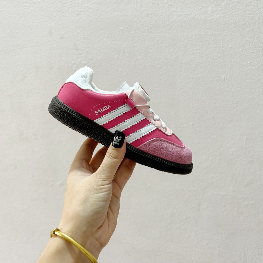 图片[2]-🔗 Adidas德训旋转扣加绒童鞋 尺码：26-37码 这款 Adidas德训旋转扣加绒童鞋，凭借其出色的保暖性能与酷炫设计，让孩子每一步都充满自信！不仅如此，它的旋转扣设计让穿脱更加方便快捷，是您孩子理想的选择。鞋底采用优质材料，提供良好的抓地力，让孩子在冬季也能自由奔跑。🛡️🎉-选品中心