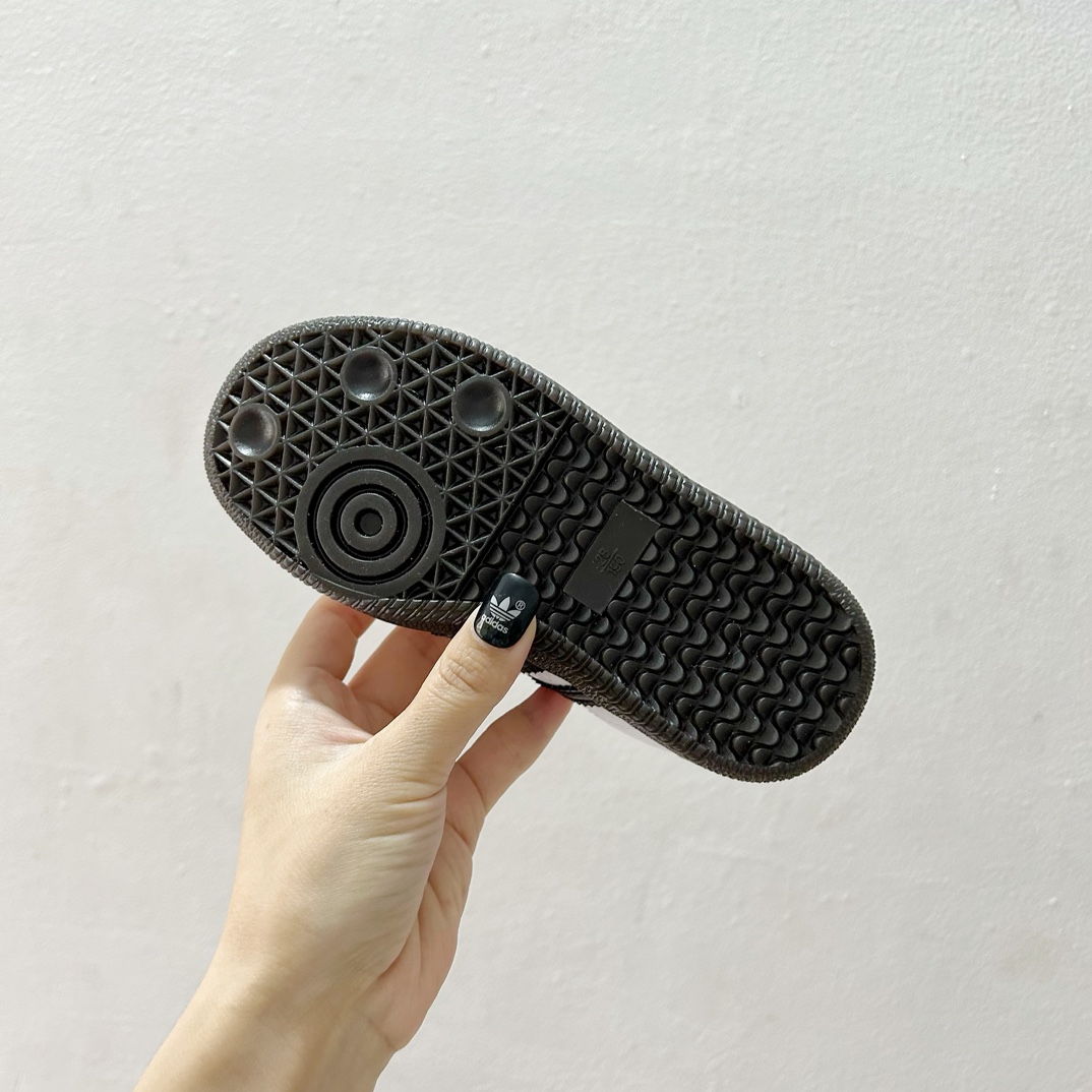 图片[9]-🔗 Adidas德训旋转扣加绒童鞋 尺码：26-37码 这款 Adidas德训旋转扣加绒童鞋，凭借其出色的保暖性能与酷炫设计，让孩子每一步都充满自信！不仅如此，它的旋转扣设计让穿脱更加方便快捷，是您孩子理想的选择。鞋底采用优质材料，提供良好的抓地力，让孩子在冬季也能自由奔跑。🛡️🎉-选品中心