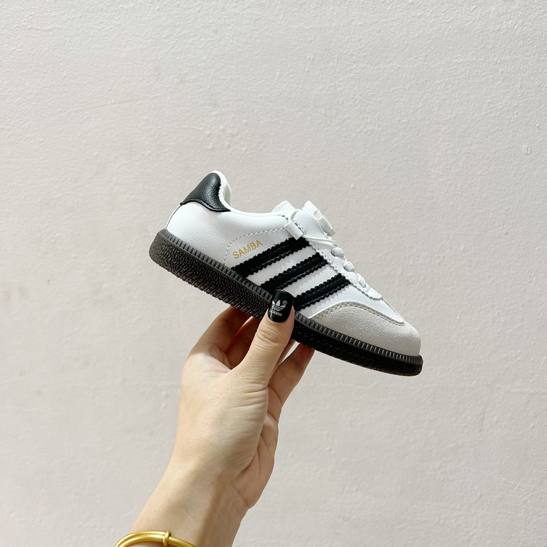 图片[2]-🔗 Adidas德训旋转扣加绒童鞋 尺码：26-37码 这款 Adidas德训旋转扣加绒童鞋，凭借其出色的保暖性能与酷炫设计，让孩子每一步都充满自信！不仅如此，它的旋转扣设计让穿脱更加方便快捷，是您孩子理想的选择。鞋底采用优质材料，提供良好的抓地力，让孩子在冬季也能自由奔跑。🛡️🎉-选品中心