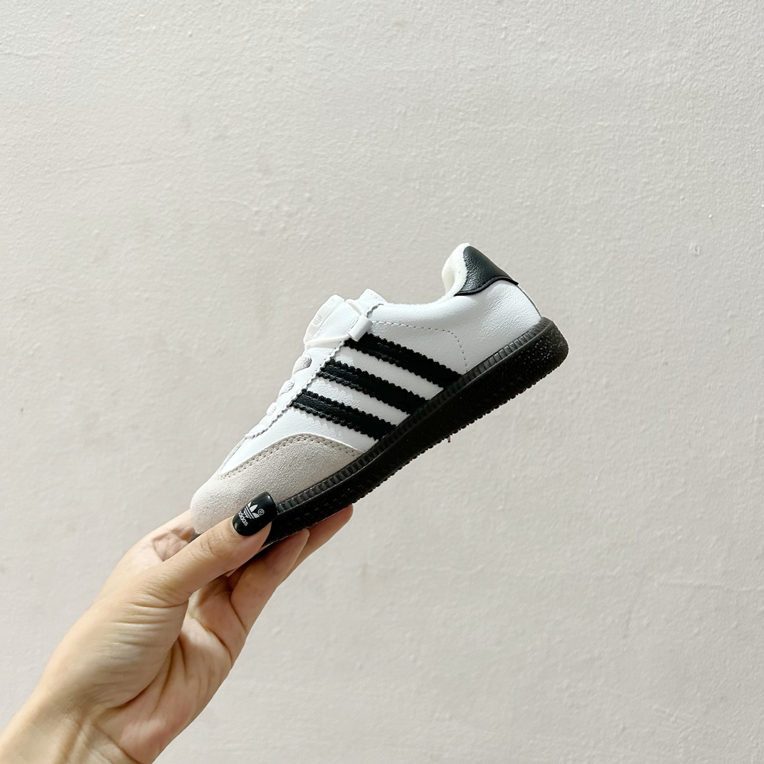 图片[4]-🔗 Adidas德训旋转扣加绒童鞋 尺码：26-37码 这款 Adidas德训旋转扣加绒童鞋，凭借其出色的保暖性能与酷炫设计，让孩子每一步都充满自信！不仅如此，它的旋转扣设计让穿脱更加方便快捷，是您孩子理想的选择。鞋底采用优质材料，提供良好的抓地力，让孩子在冬季也能自由奔跑。🛡️🎉-选品中心