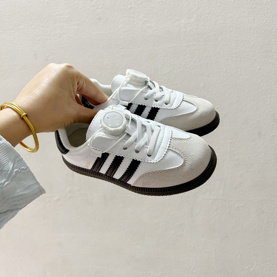 🔗 Adidas德训旋转扣加绒童鞋 尺码：26-37码 这款 Adidas德训旋转扣加绒童鞋，凭借其出色的保暖性能与酷炫设计，让孩子每一步都充满自信！不仅如此，它的旋转扣设计让穿脱更加方便快捷，是您孩子理想的选择。鞋底采用优质材料，提供良好的抓地力，让孩子在冬季也能自由奔跑。🛡️🎉-选品中心