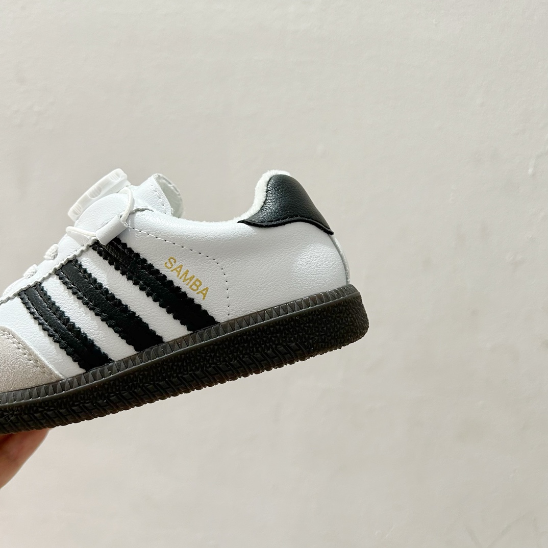 图片[8]-🔗 Adidas德训旋转扣加绒童鞋 尺码：26-37码 这款 Adidas德训旋转扣加绒童鞋，凭借其出色的保暖性能与酷炫设计，让孩子每一步都充满自信！不仅如此，它的旋转扣设计让穿脱更加方便快捷，是您孩子理想的选择。鞋底采用优质材料，提供良好的抓地力，让孩子在冬季也能自由奔跑。🛡️🎉-选品中心