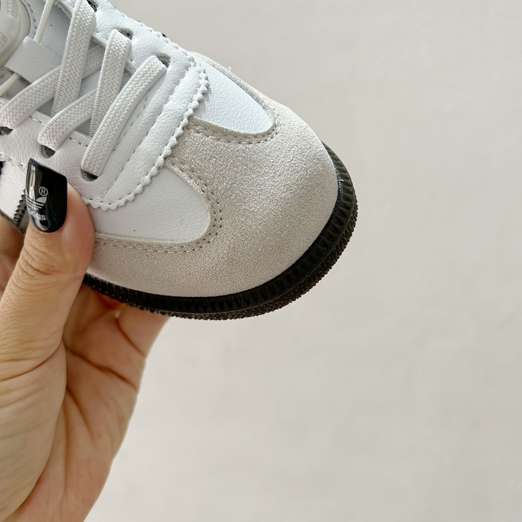 图片[5]-🔗 Adidas德训旋转扣加绒童鞋 尺码：26-37码 这款 Adidas德训旋转扣加绒童鞋，凭借其出色的保暖性能与酷炫设计，让孩子每一步都充满自信！不仅如此，它的旋转扣设计让穿脱更加方便快捷，是您孩子理想的选择。鞋底采用优质材料，提供良好的抓地力，让孩子在冬季也能自由奔跑。🛡️🎉-选品中心