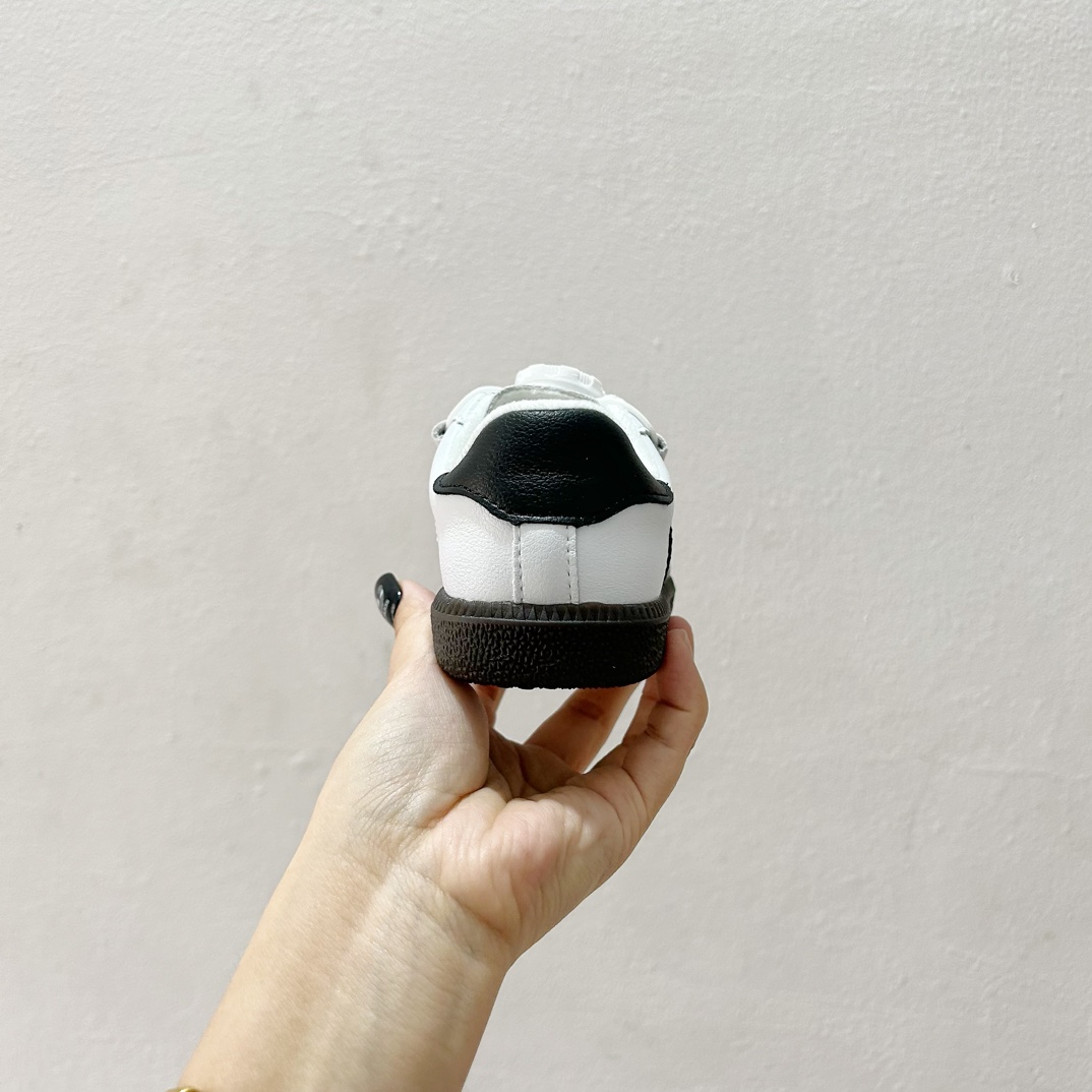 图片[6]-🔗 Adidas德训旋转扣加绒童鞋 尺码：26-37码 这款 Adidas德训旋转扣加绒童鞋，凭借其出色的保暖性能与酷炫设计，让孩子每一步都充满自信！不仅如此，它的旋转扣设计让穿脱更加方便快捷，是您孩子理想的选择。鞋底采用优质材料，提供良好的抓地力，让孩子在冬季也能自由奔跑。🛡️🎉-选品中心