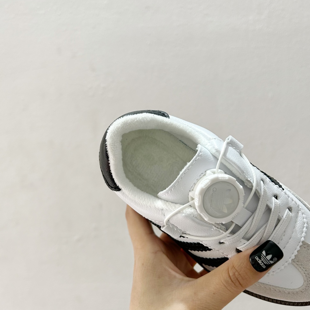 图片[7]-🔗 Adidas德训旋转扣加绒童鞋 尺码：26-37码 这款 Adidas德训旋转扣加绒童鞋，凭借其出色的保暖性能与酷炫设计，让孩子每一步都充满自信！不仅如此，它的旋转扣设计让穿脱更加方便快捷，是您孩子理想的选择。鞋底采用优质材料，提供良好的抓地力，让孩子在冬季也能自由奔跑。🛡️🎉-选品中心