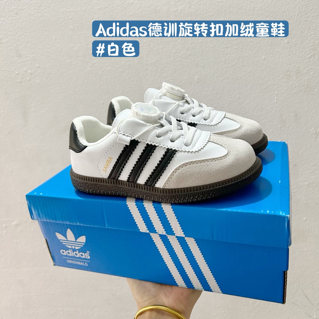 特价可退换 🚦配色合集🔻尺码表 🔗 Adidas德训旋转扣加绒童鞋 尺码：26-37码 这款 Adidas德训旋转扣加绒童鞋，凭借其出色的保暖性能与酷炫设计，让孩子每一步都充满自信！不仅如此，它的旋转扣设计让穿脱更加方便快捷，是您孩子理想的选择。鞋底采用优质材料，提供良好的抓地力，让孩子在冬季也能自由奔跑。🛡️🎉-选品中心