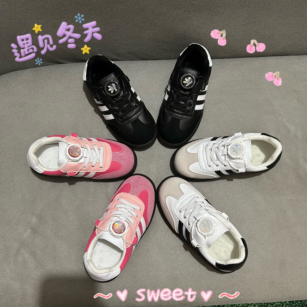 图片[5]-特价可退换 🚦配色合集🔻尺码表 🔗 Adidas德训旋转扣加绒童鞋 尺码：26-37码 这款 Adidas德训旋转扣加绒童鞋，凭借其出色的保暖性能与酷炫设计，让孩子每一步都充满自信！不仅如此，它的旋转扣设计让穿脱更加方便快捷，是您孩子理想的选择。鞋底采用优质材料，提供良好的抓地力，让孩子在冬季也能自由奔跑。🛡️🎉-选品中心