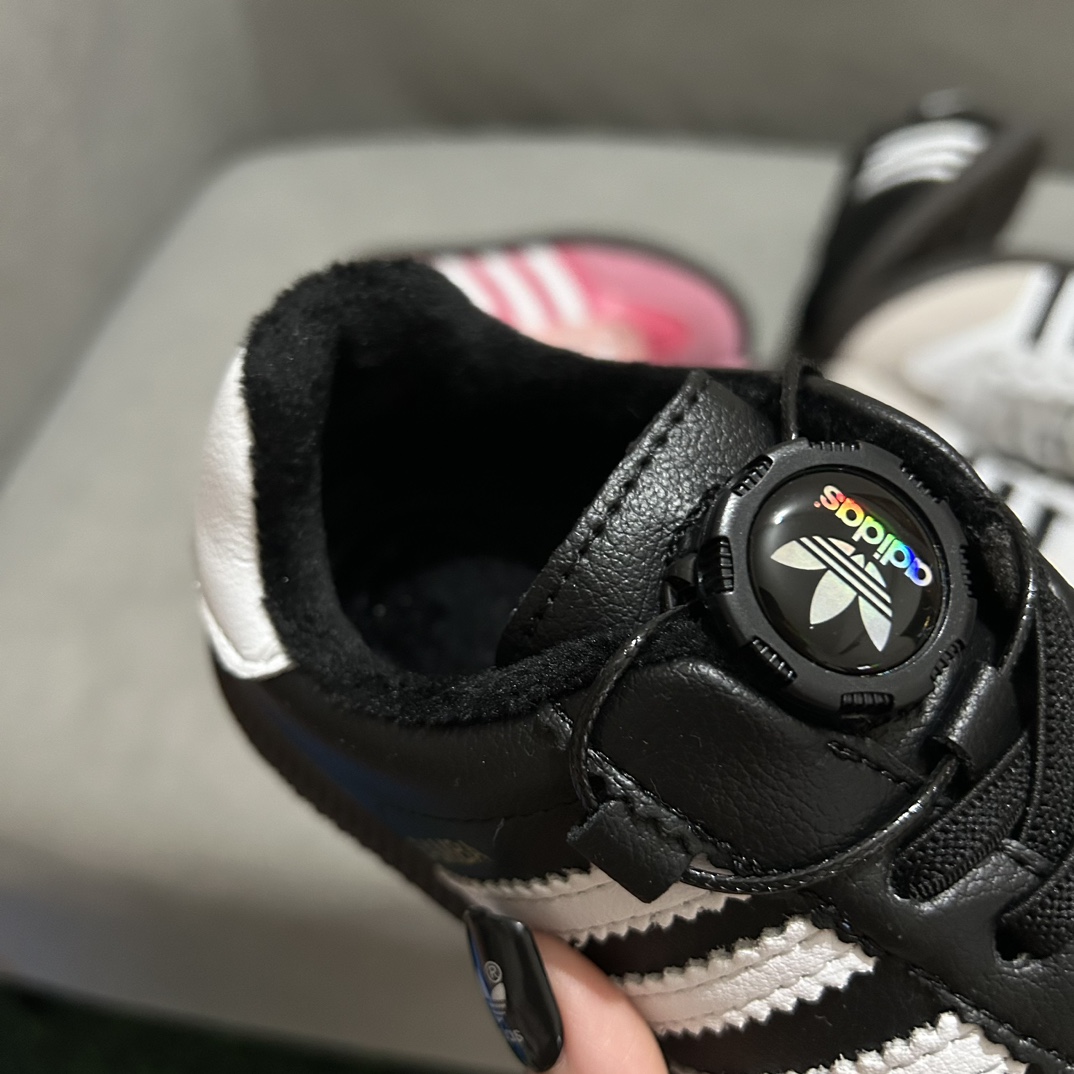 图片[7]-特价可退换 🚦配色合集🔻尺码表 🔗 Adidas德训旋转扣加绒童鞋 尺码：26-37码 这款 Adidas德训旋转扣加绒童鞋，凭借其出色的保暖性能与酷炫设计，让孩子每一步都充满自信！不仅如此，它的旋转扣设计让穿脱更加方便快捷，是您孩子理想的选择。鞋底采用优质材料，提供良好的抓地力，让孩子在冬季也能自由奔跑。🛡️🎉-选品中心