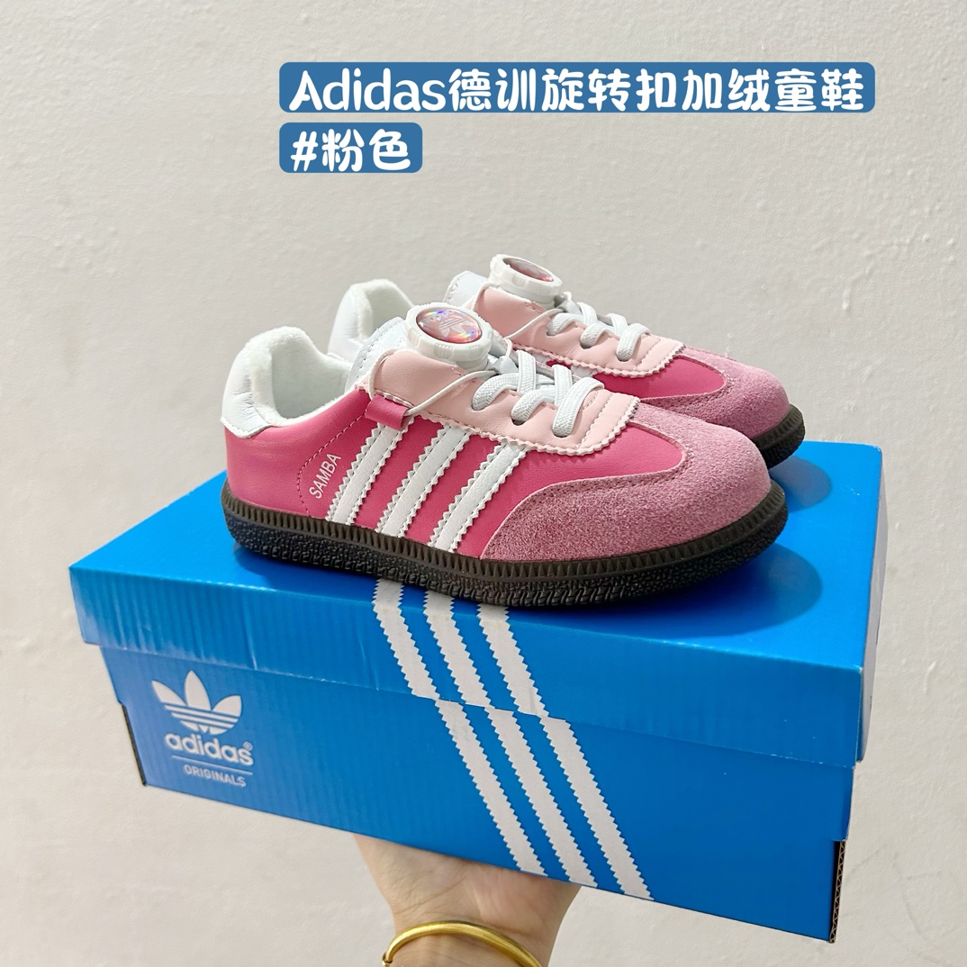 图片[3]-特价可退换 🚦配色合集🔻尺码表 🔗 Adidas德训旋转扣加绒童鞋 尺码：26-37码 这款 Adidas德训旋转扣加绒童鞋，凭借其出色的保暖性能与酷炫设计，让孩子每一步都充满自信！不仅如此，它的旋转扣设计让穿脱更加方便快捷，是您孩子理想的选择。鞋底采用优质材料，提供良好的抓地力，让孩子在冬季也能自由奔跑。🛡️🎉-选品中心