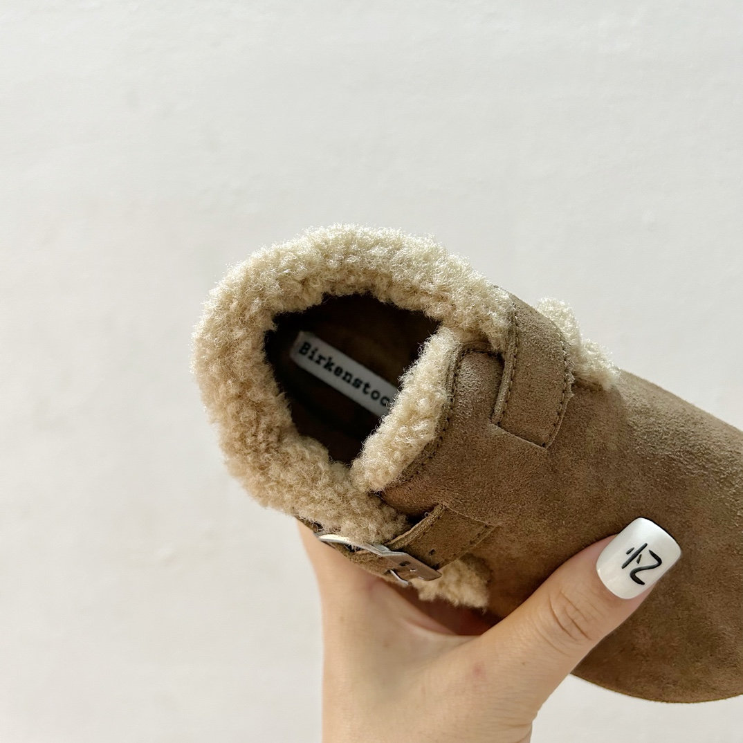 图片[7]-🔗 勃肯魔术贴加绒儿童豆豆鞋 尺码：26-37码 🌟【超萌设计，让宝贝脚丫更温暖🌟 您的孩子是否已经准备好迎接冬天的寒冷？👶🧣 这款勃肯魔术贴加绒儿童豆豆鞋，不仅拥有可爱的豆豆造型，而且保暖性能极佳。绒毛内里，触感柔软舒适，给孩子的小脚丫带来无与伦比的呵护。✨ 穿上它，孩子们可以轻松地自己穿脱，因为鞋子采用了魔术贴设计，方便快捷，再也不用担心孩子因为系鞋带而感到挫败。🙌鞋底采用防滑设计，无论是在家中跑跳还是户外玩耍，都能提供良好的抓地力，保障宝宝的安全。👣-选品中心